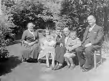 Familie Smulders in Voorburg — Foto: Bilsen, Joop van / Anefo. — Licentie: Set B: Rechtenvrij / Publiek Domein. Bron: Nationaal Archief. http://hdl.handle.net/10648/a9600bf6-d0b4-102d-bcf8-003048976d84