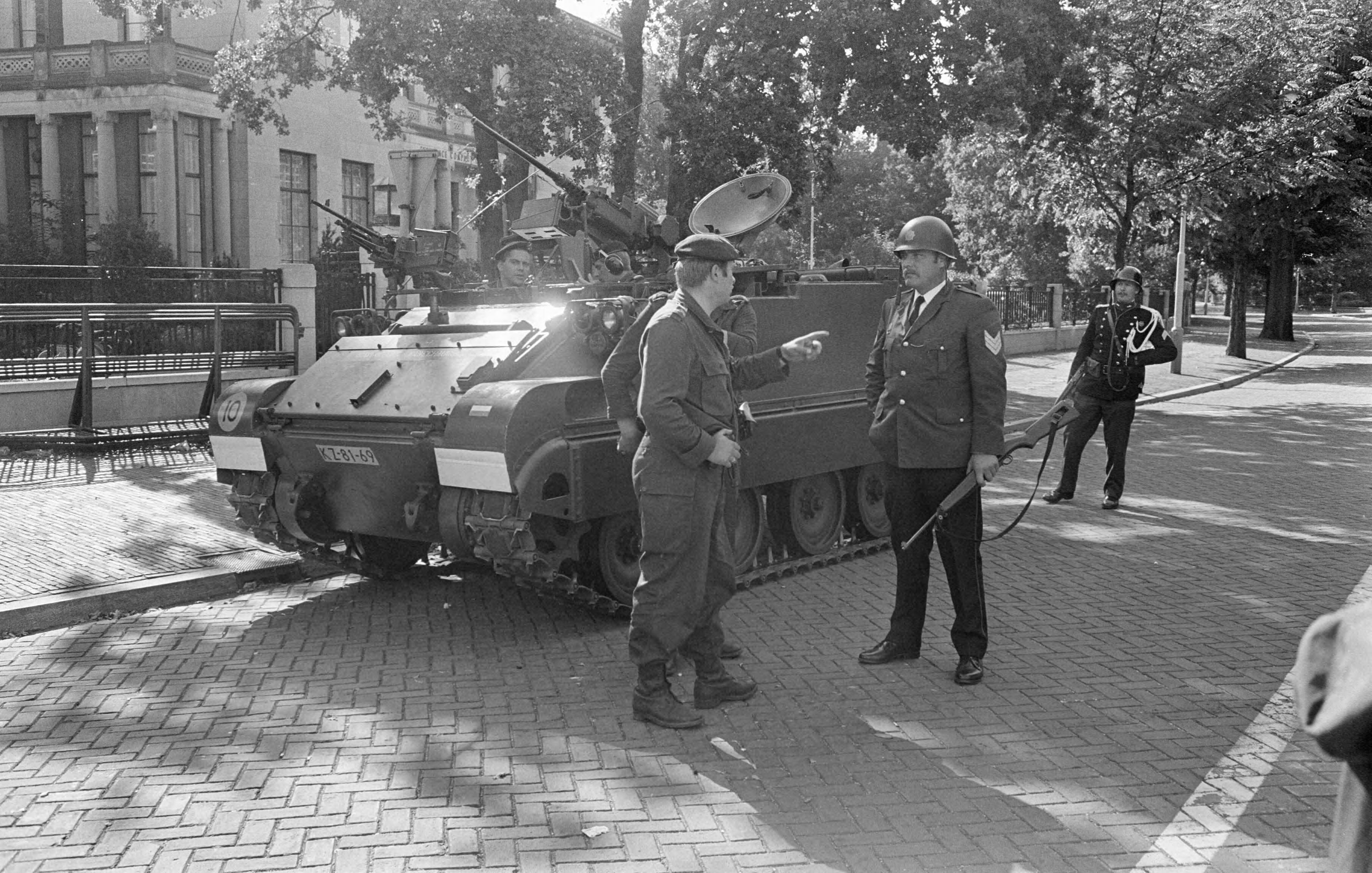 Fotocollectie Anefo — Indonesische ambassade, Den Haag wordt bewaakt — Foto: Koch, Eric / Anefo. Licentie: Set B: Rechtenvrij / Publiek Domein. Bron: Nationaal Archief. http://hdl.handle.net/10648/aba1b892-d0b4-102d-bcf8-003048976d84