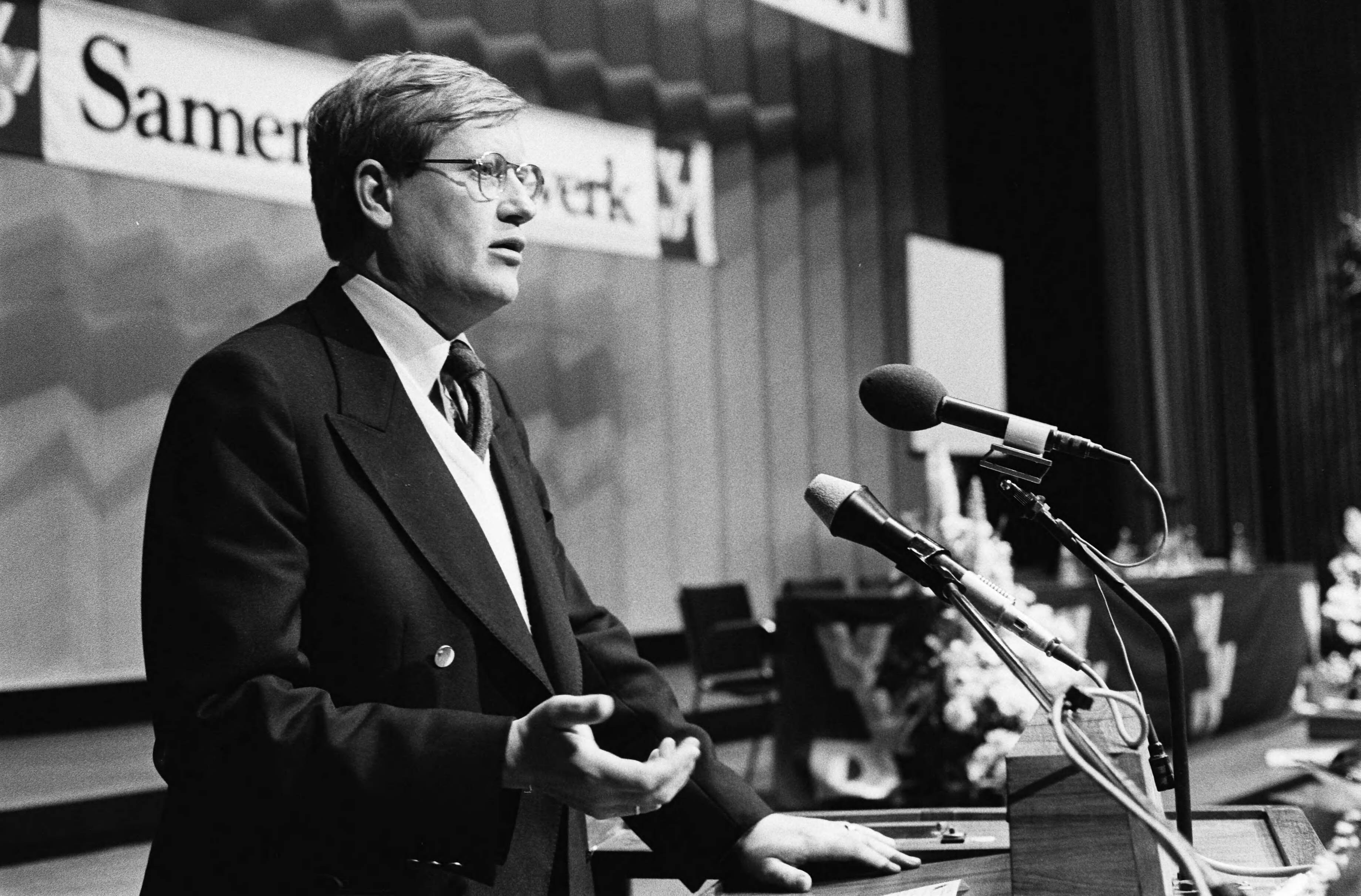 Fotocollectie Anefo — 2e dag algemene vergadering VVD in Congresgebouw in Den Haag ; Wiegel tijdens zijn toespraak — Foto: Antonisse, Marcel / Anefo. Licentie: Set B: Rechtenvrij / Publiek Domein. Bron: Nationaal Archief. http://hdl.handle.net/10648/acfc7272-d0b4-102d-bcf8-003048976d84