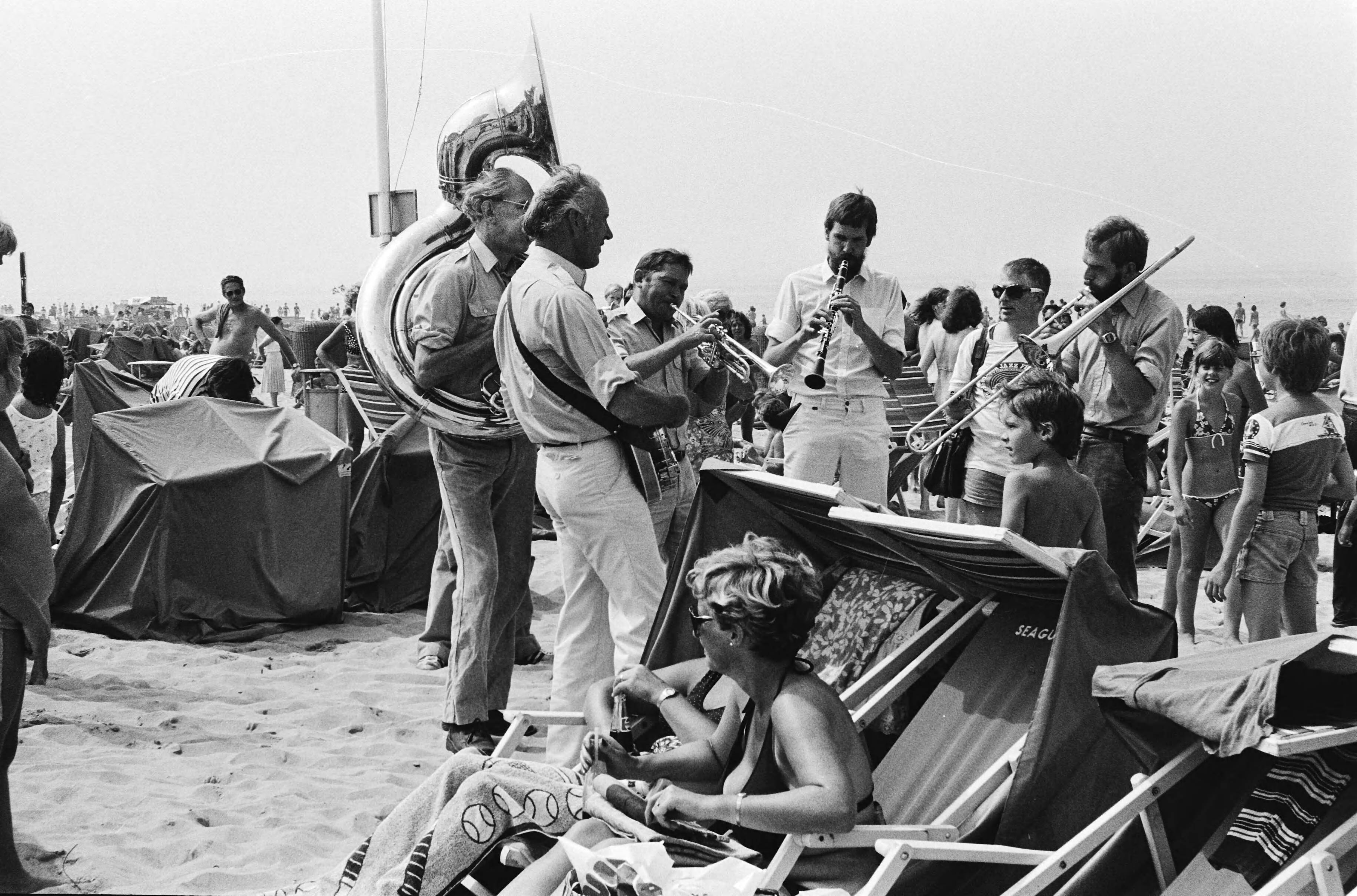 Fotocollectie Anefo — Jazz Behind the Beach in Zandvoort, optreden van de Haarlem Hotpeppers Jazzband — Foto: Dijk, Hans van / Anefo. Licentie: Set B: Rechtenvrij / Publiek Domein. Bron: Nationaal Archief. http://hdl.handle.net/10648/ace4e3fa-d0b4-102d-bcf8-003048976d84