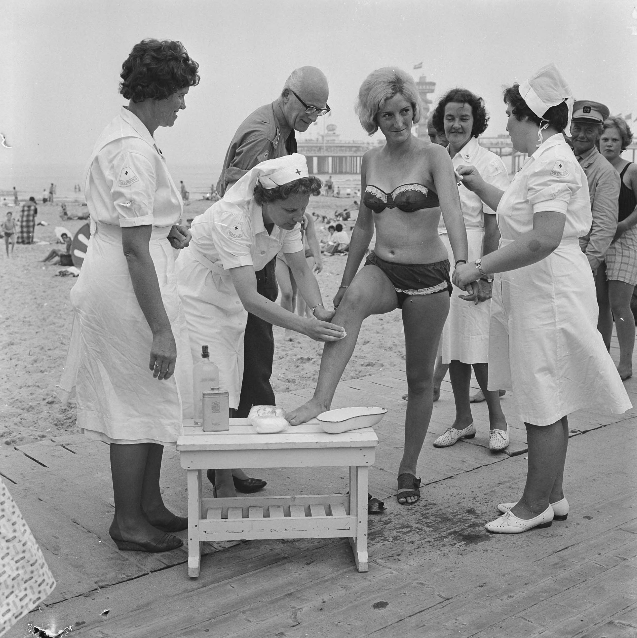 Fotocollectie Anefo — Kwallenplaag langs de kust en Rode Kruis post te Scheveningen — Foto: Koch, Eric / Anefo. Licentie: Set B: Rechtenvrij / Publiek Domein. Bron: Nationaal Archief. http://hdl.handle.net/10648/aa40653e-d0b4-102d-bcf8-003048976d84