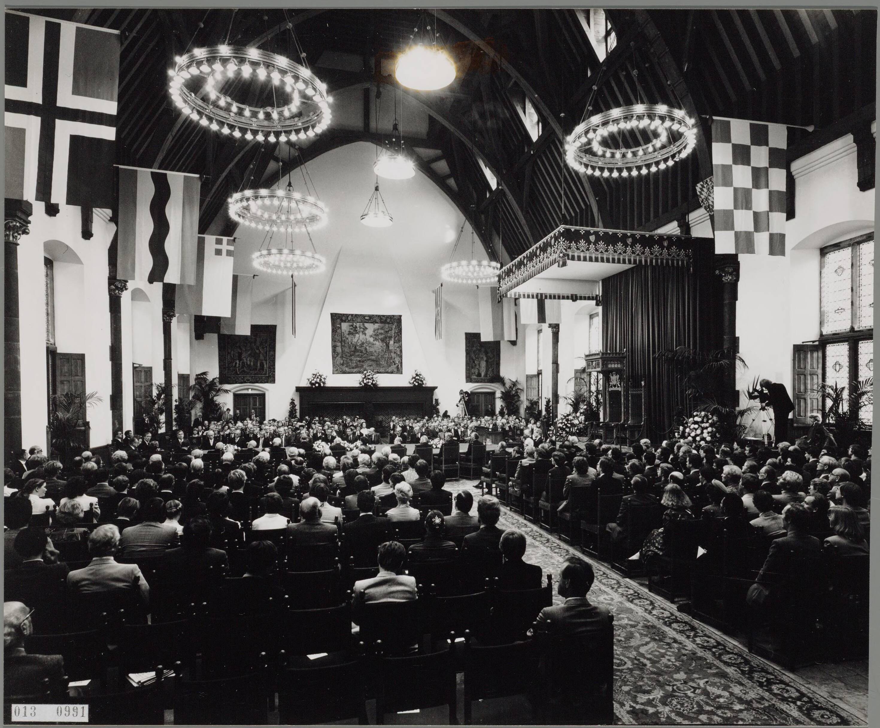 Buitengewone zitting van de Raad van State in de Ridderzaal te Den Haag ter gelegenheid van het feit dat dit orgaan 450 jaar geleden werd ingesteld — Foto: Hofmeester, Bart / RVD. — Licentie: Set B: Rechtenvrij / Publiek Domein. Bron: Nationaal Archief. http://hdl.handle.net/10648/afaa4080-d0b4-102d-bcf8-003048976d84