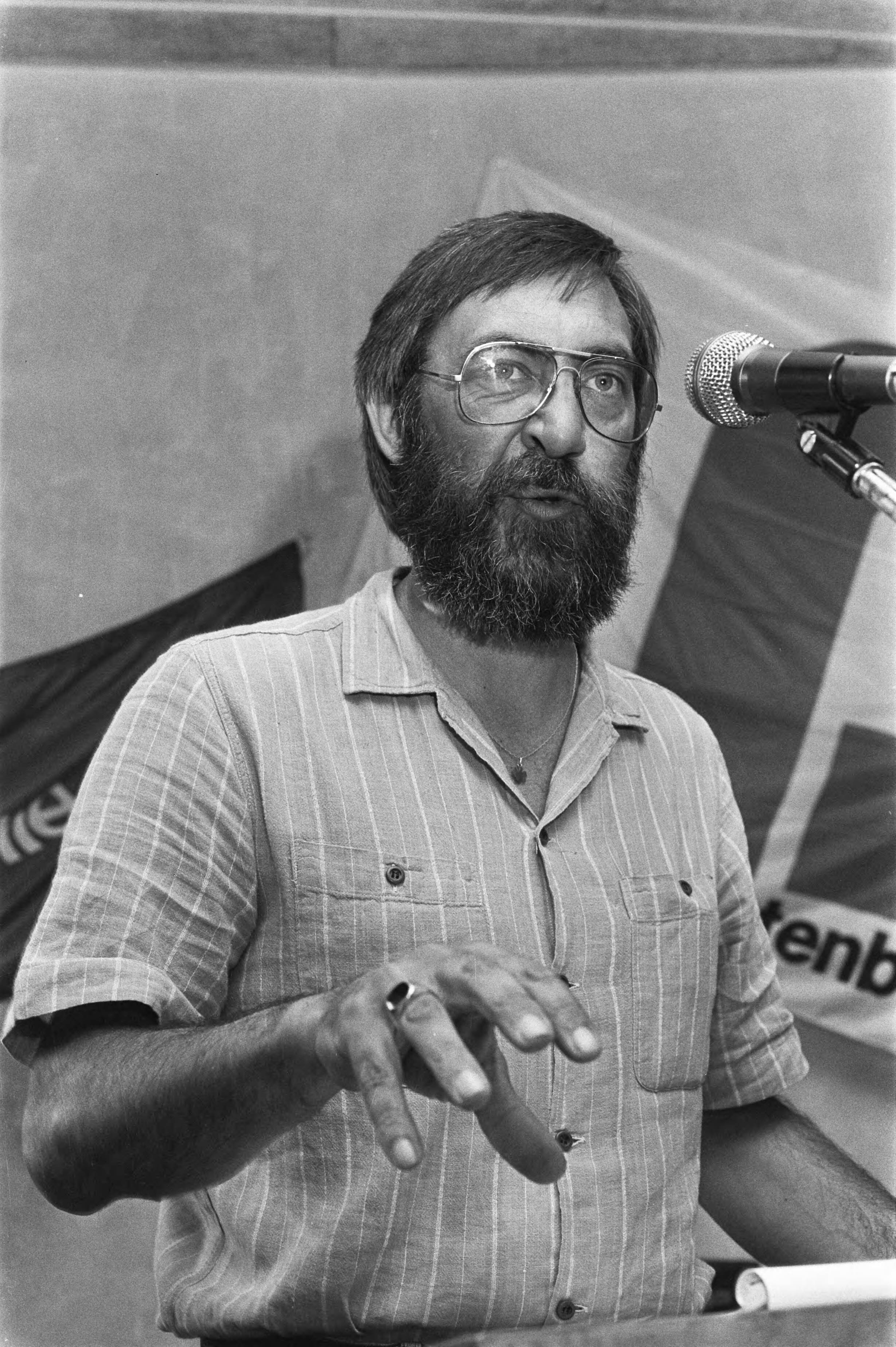Fotocollectie Anefo — Protestvergadering omroeppersoneel met borden in Hilversum i.v.m. afbreken CAO-onderhandelingen; Frans Gottmer (FNV) — Foto: Antonisse, Marcel / Anefo. Licentie: Set B: Rechtenvrij / Publiek Domein. Bron: Nationaal Archief. http://hdl.handle.net/10648/ad19690e-d0b4-102d-bcf8-003048976d84