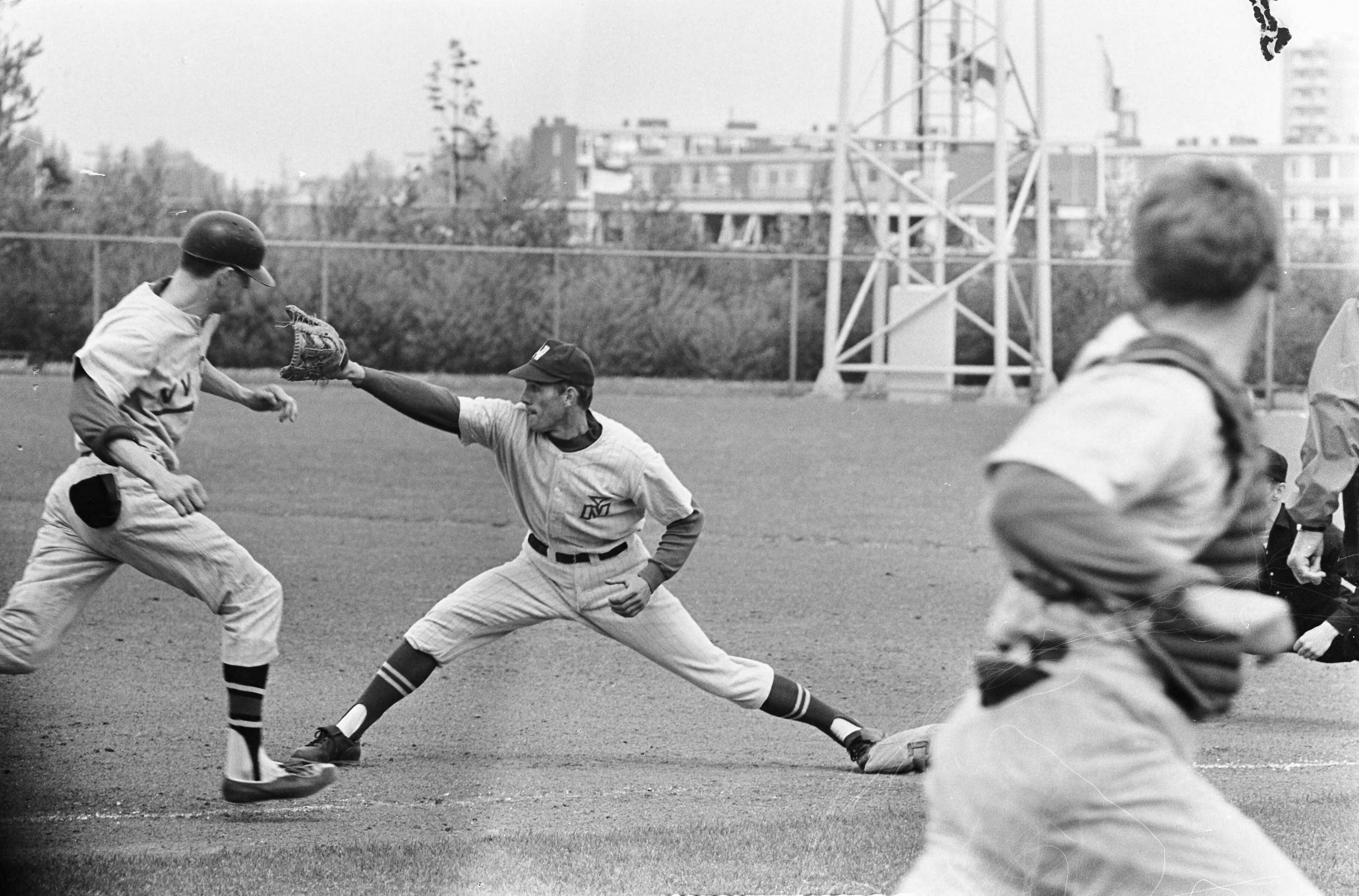 Fotocollectie Anefo — Honkbal. Haarlem Nicols tegen VVGA. Spelmoment, Boudewijn Maat (r) vangt Ruud Kramer (VVGA) uit — Foto: Koch, Eric / Anefo. Licentie: Set B: Rechtenvrij / Publiek Domein. Bron: Nationaal Archief. http://hdl.handle.net/10648/aaa8c480-d0b4-102d-bcf8-003048976d84