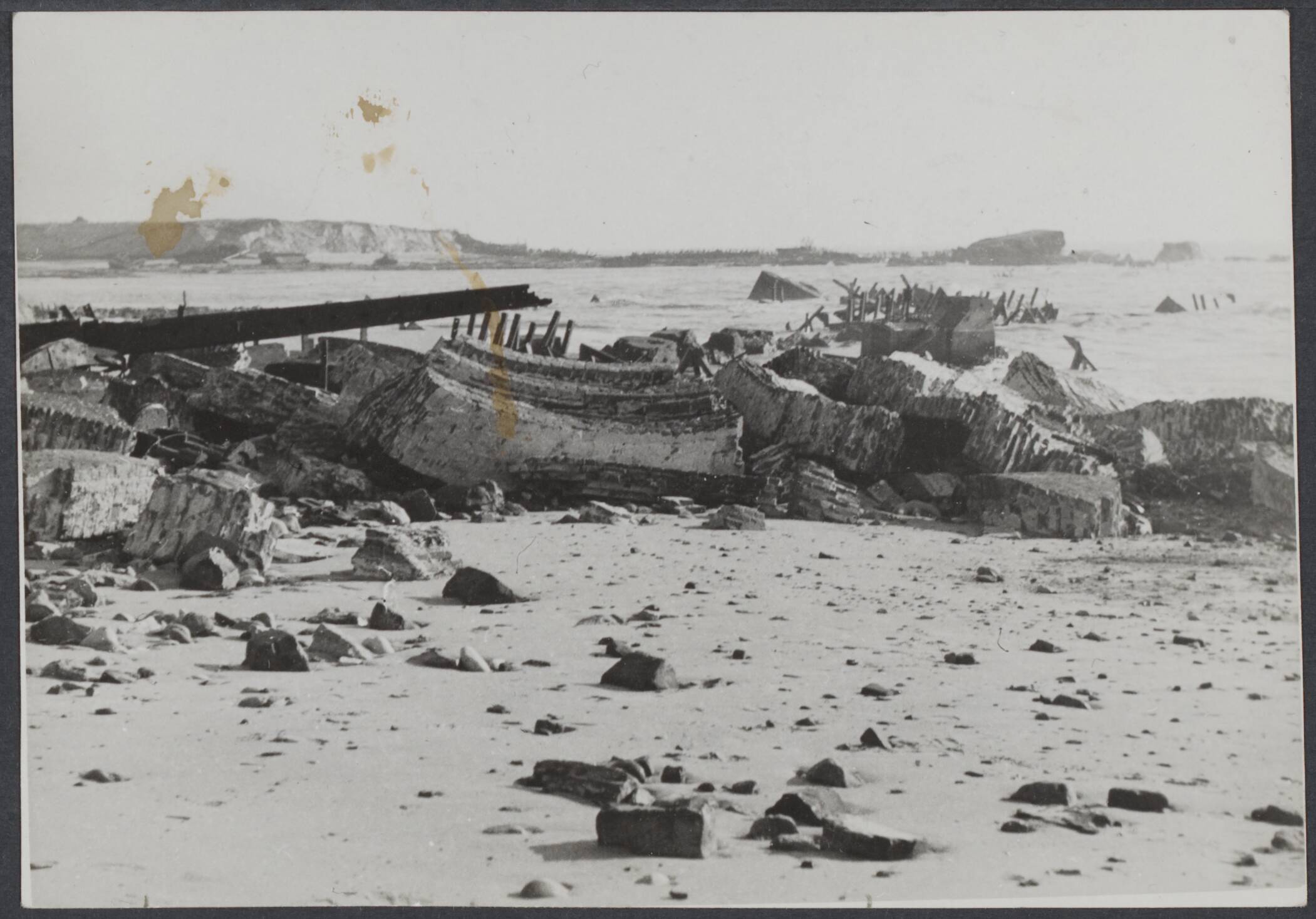 Westkapelle. Raid op de wijk van - 1944 — Dijkdoorbraak te Westkapelle. De zware dijk werd ten behoeve van de verovering van Walcheren, dat zeer sterk verdedigd werd, door honderden bombardementsvliegtuigen stuik gebombardeerd, waardoor de inundatie van Walcheren een feit wrd. Brokstukken van bunkers bewijzen dat deze voor de bommen niet onverwoestbaar waren. Met de reparatie van de dijk is begonnen — Foto: Onbekend / Publiek Domein of Rechtenvrij. Licentie: Set B: Rechtenvrij / Publiek Domein. Bron: Nationaal Archief. http://hdl.handle.net/10648/d90e72e1-d936-0135-caa9-2b6997f24041