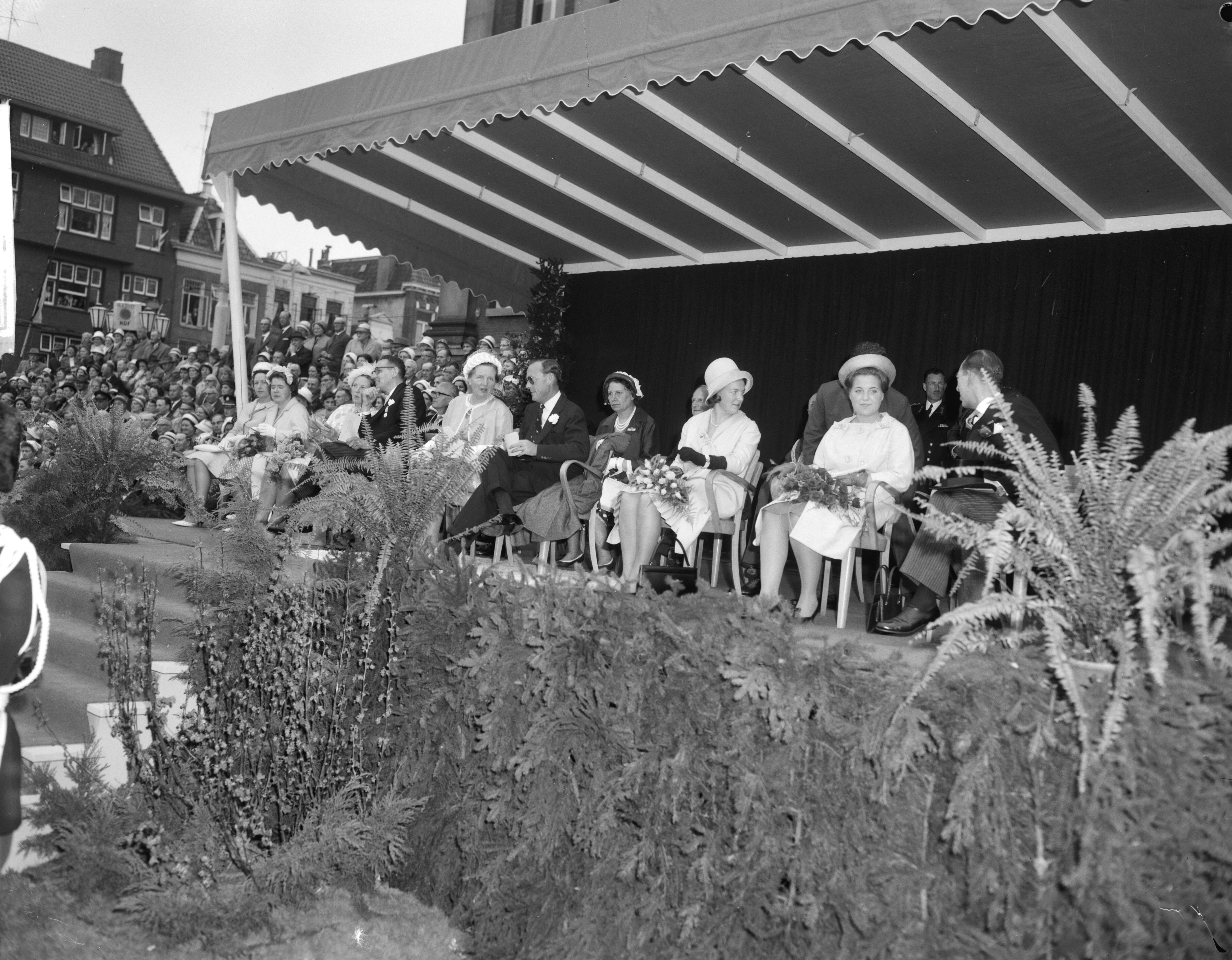 Koninklijk bezoek aan Groningen en Friesland (1962) — Koninklijk bezoek aan Groningen — Foto: Bilsen, Joop van / Anefo. Licentie: Set B: Rechtenvrij / Publiek Domein. Bron: Nationaal Archief. http://hdl.handle.net/10648/aa06fc18-d0b4-102d-bcf8-003048976d84