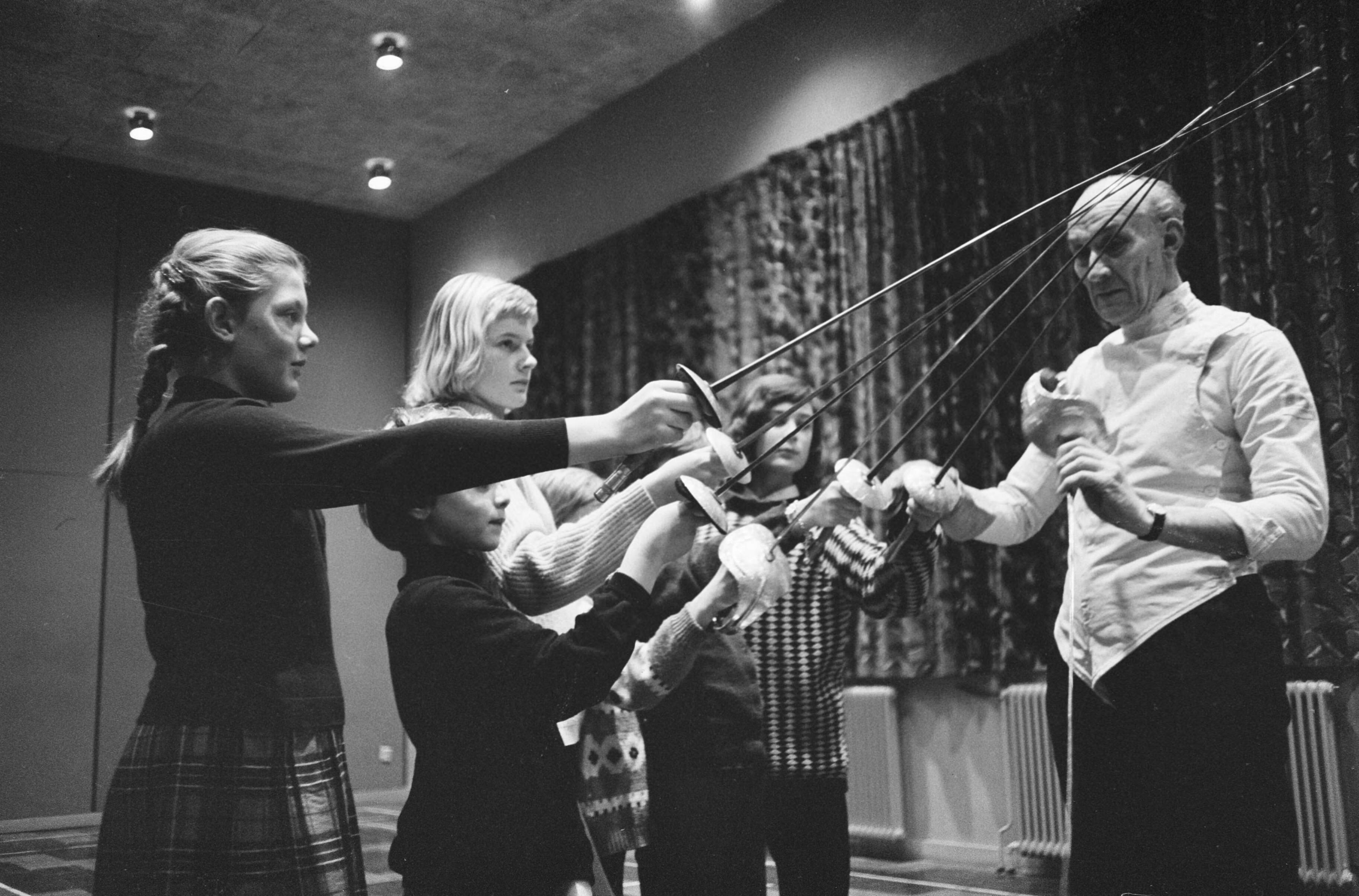Fotocollectie Anefo — Schermschool "Tocato" te Zandvoort (Opdracht Telegraaf) — Foto: Pot, Harry / Anefo. Licentie: Set B: Rechtenvrij / Publiek Domein. Bron: Nationaal Archief. http://hdl.handle.net/10648/aa255636-d0b4-102d-bcf8-003048976d84