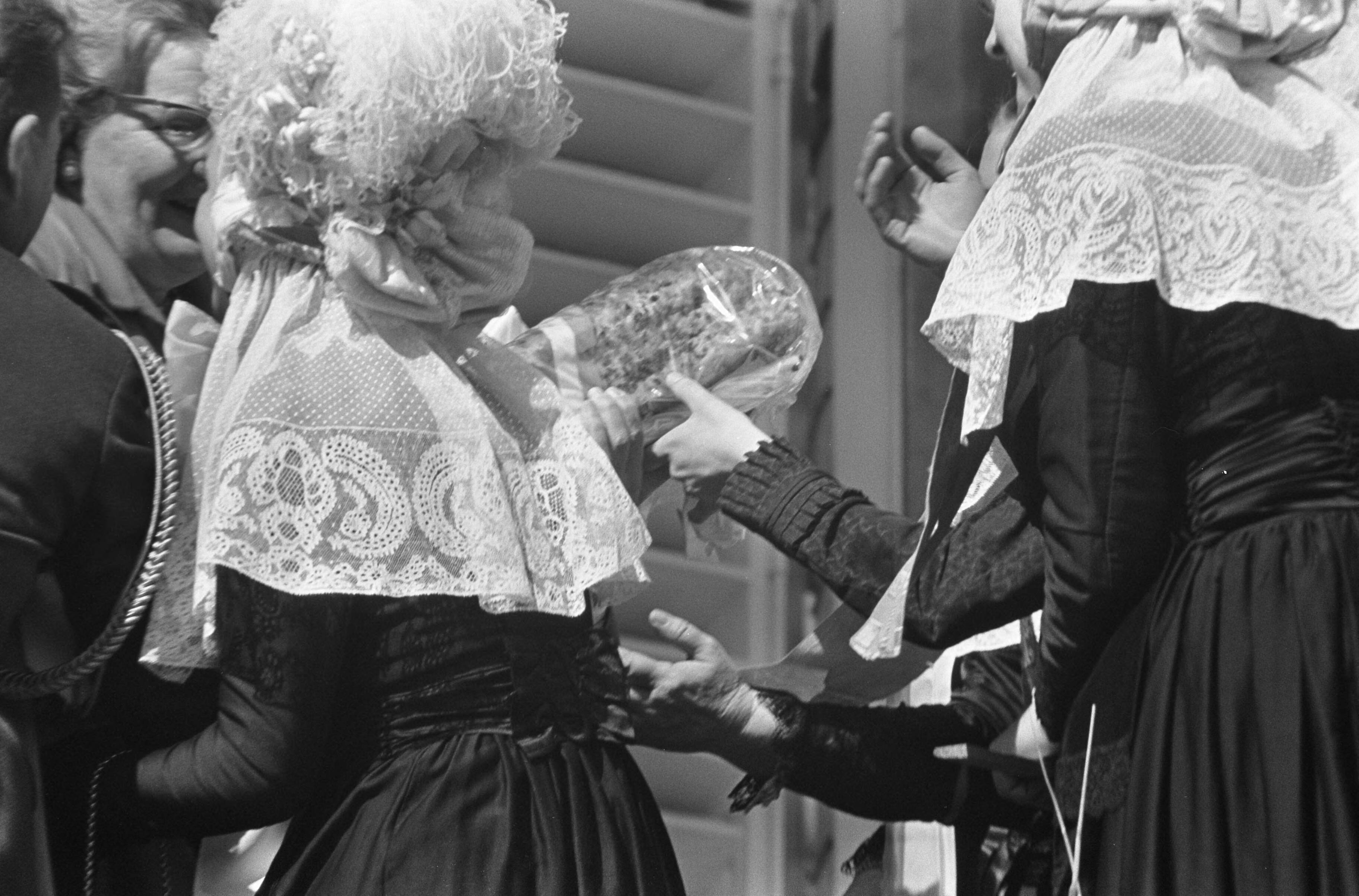 Koninginnedag 1966 — koningin Juliana ontvangt een krentewegge van vrouwen in klederdracht — Foto: Fotograaf Onbekend / Anefo. Licentie: Set B: Rechtenvrij / Publiek Domein. Bron: Nationaal Archief. http://hdl.handle.net/10648/aae8041a-d0b4-102d-bcf8-003048976d84