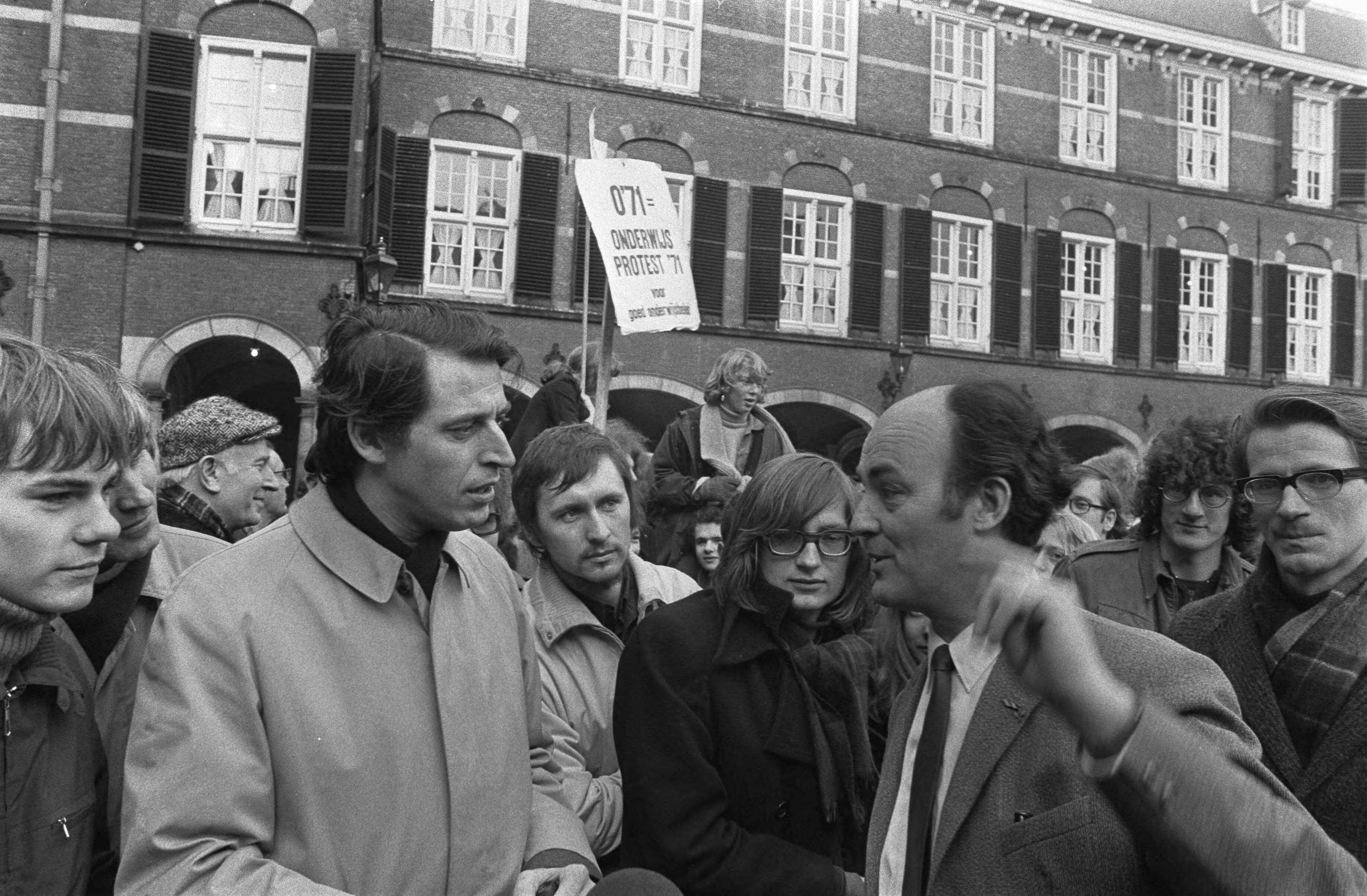 Fotocollectie Anefo — Demonstratie in Den Haag tegen onderwijsbegroting, ASVA-voorzitter in gesprek met AR-fractieleider Aantjes op het Binnenhof — Foto: Verhoeff, Bert / Anefo. Licentie: Set B: Rechtenvrij / Publiek Domein. Bron: Nationaal Archief. http://hdl.handle.net/10648/abdb258c-d0b4-102d-bcf8-003048976d84