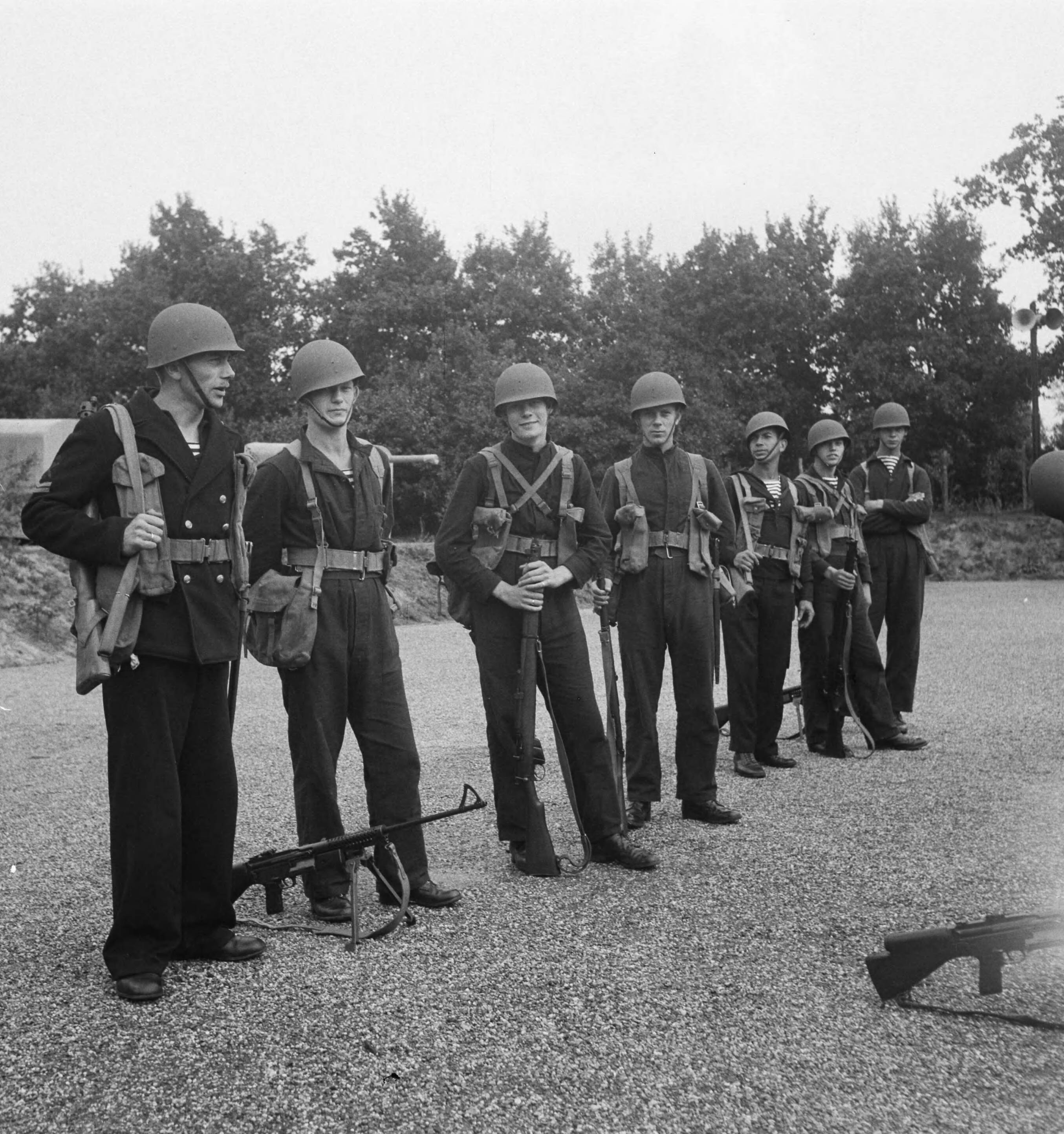 MOK Hilversum 1948 — MOK Hilversum. Matrozen groepje met helmen — Foto: Steenkamp, B.J.J. (Ben) / Anefo. Licentie: Set B: Rechtenvrij / Publiek Domein. Bron: Nationaal Archief. http://hdl.handle.net/10648/a8bd9fce-d0b4-102d-bcf8-003048976d84