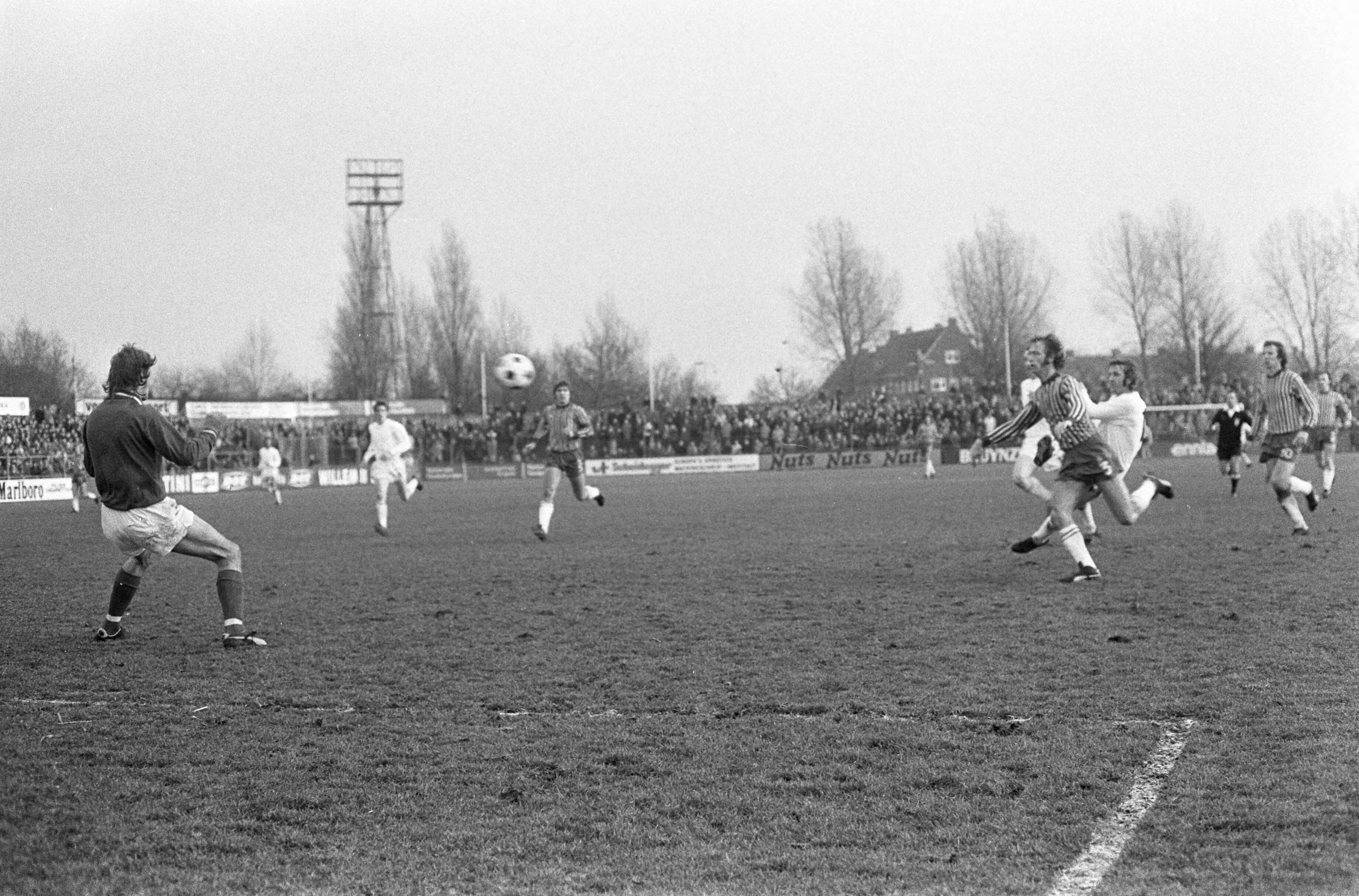 FC Haarlem tegen FC Twente — Doelpunt Twente — Foto: Fotograaf Onbekend / Anefo. Licentie: Set B: Rechtenvrij / Publiek Domein. Bron: Nationaal Archief. http://hdl.handle.net/10648/ac4015be-d0b4-102d-bcf8-003048976d84