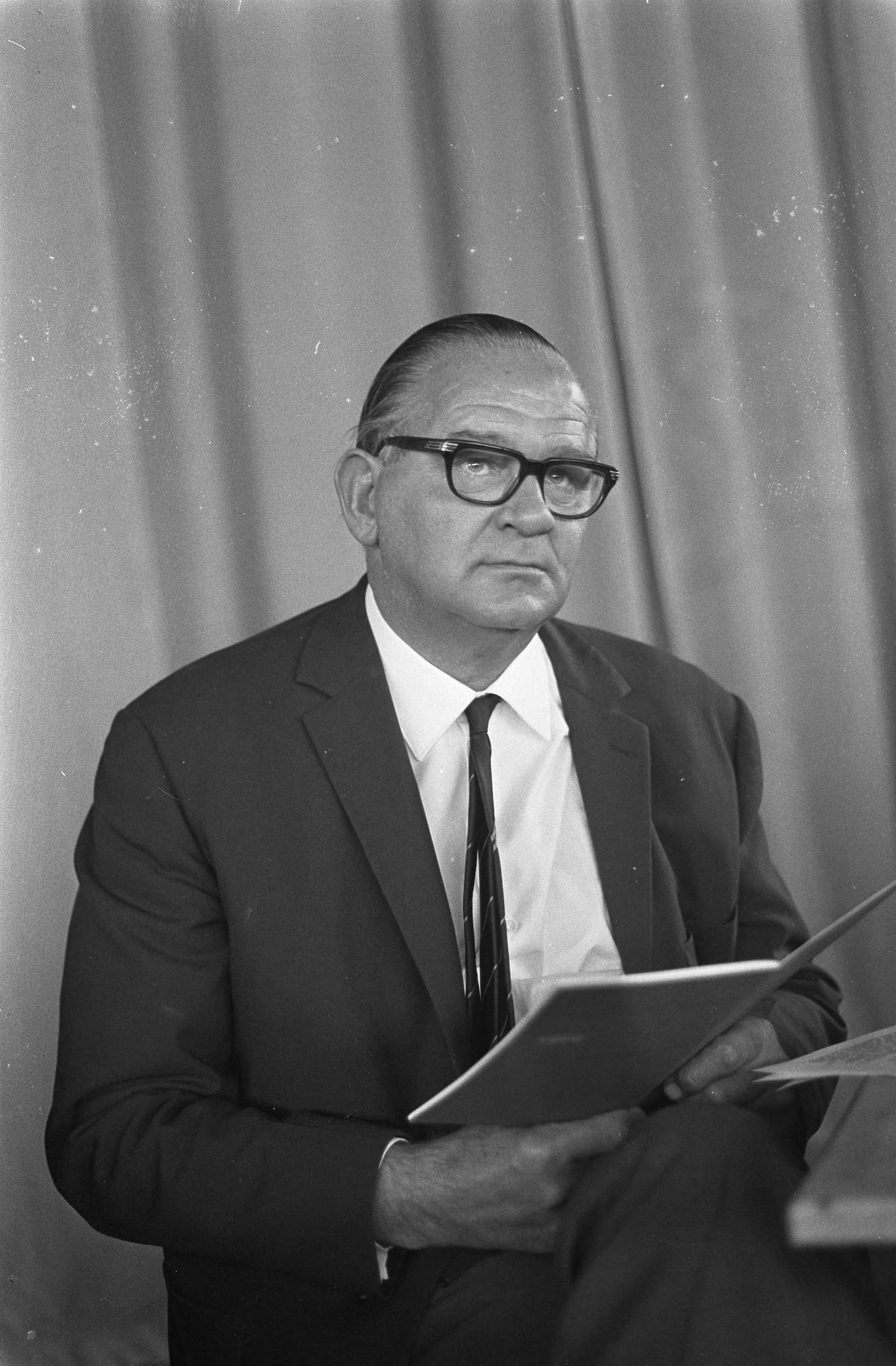 Fotocollectie Anefo — Algemene Ledenvergadering VPRO in Expohal Hilversum. Ds. H. J. Diekerhof aan het woord — Foto: Nijs, Jac. de / Anefo. Licentie: Set B: Rechtenvrij / Publiek Domein. Bron: Nationaal Archief. http://hdl.handle.net/10648/ab44d91a-d0b4-102d-bcf8-003048976d84