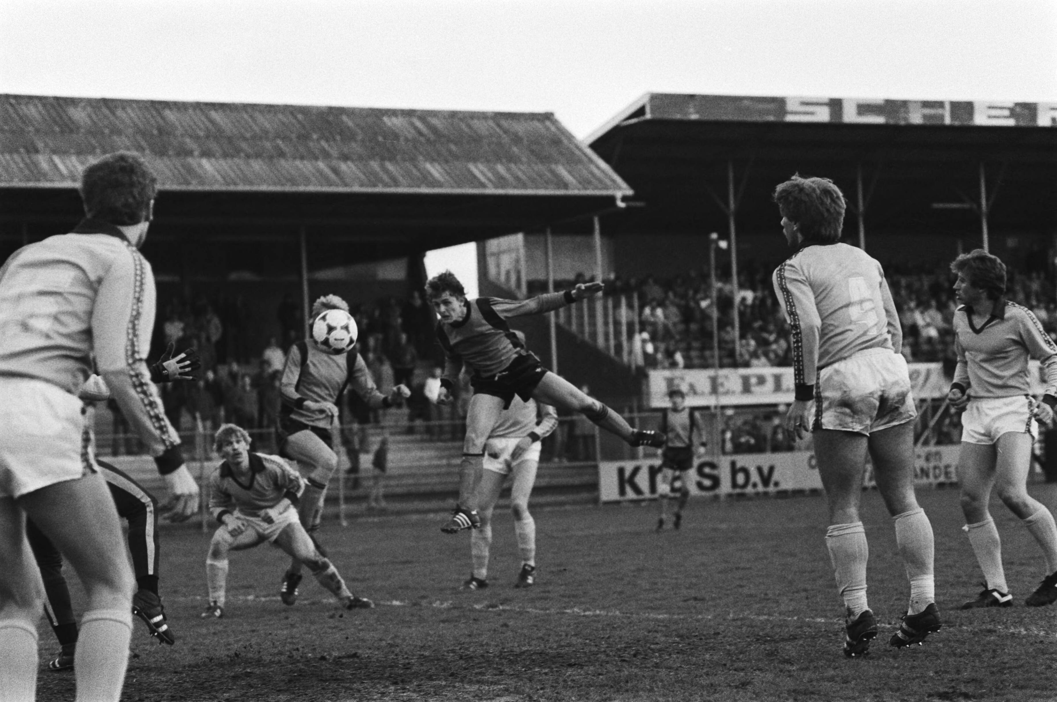 Fotocollectie Anefo — Opdracht Arnhemse Courant , Volendam tegen De Graafschap W. Tol van Volendam scoort — Foto: Antonisse, Marcel / Anefo. Licentie: Set B: Rechtenvrij / Publiek Domein. Bron: Nationaal Archief. http://hdl.handle.net/10648/acf9bc62-d0b4-102d-bcf8-003048976d84