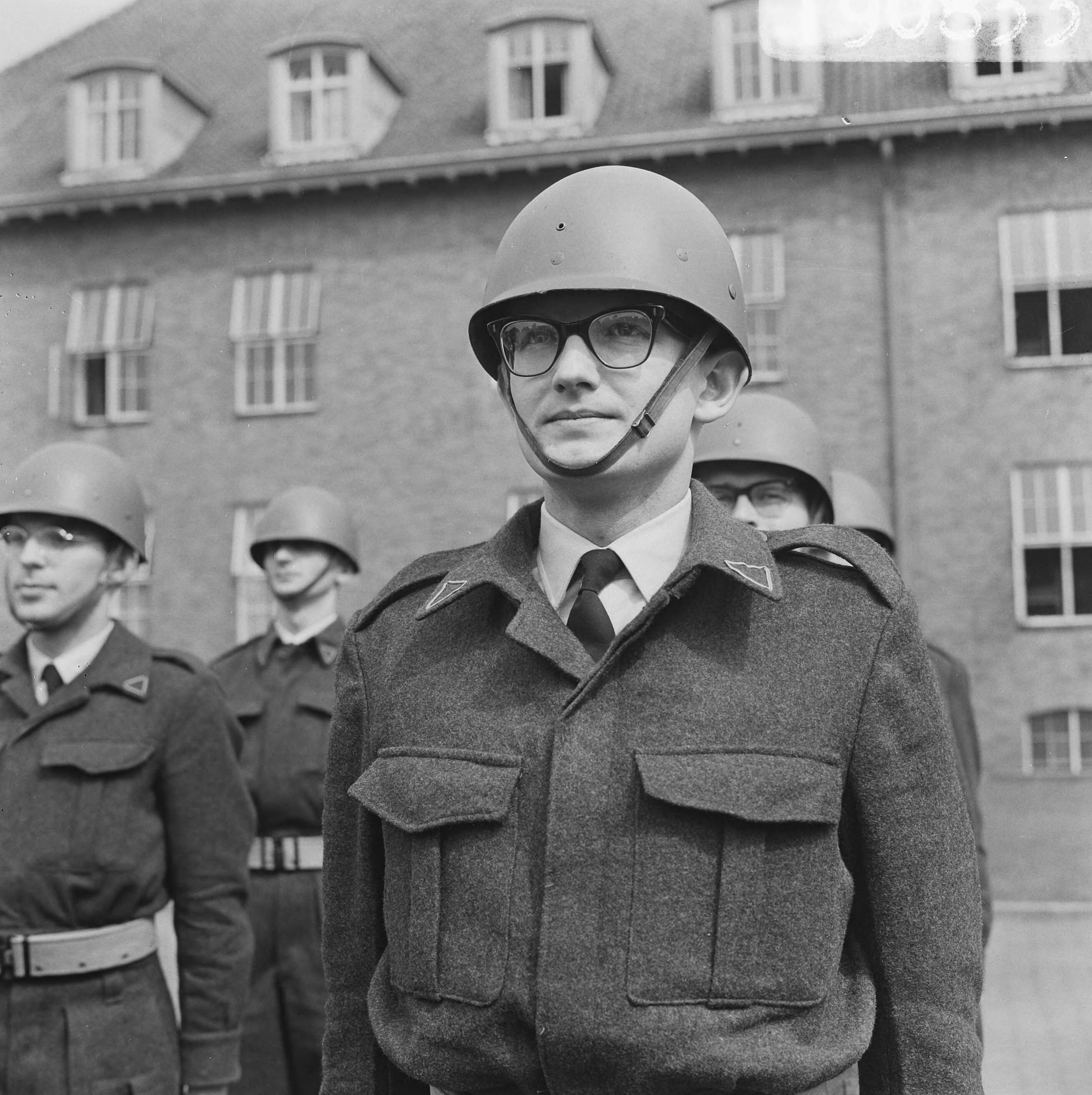 Fotocollectie Anefo — Mr. Pieter van Vollenhoven in militaire dienst bij de luchtmacht in Breda, mr. Pieter met helm (kop) — Foto: Koch, Eric / Anefo. Licentie: Set B: Rechtenvrij / Publiek Domein. Bron: Nationaal Archief. http://hdl.handle.net/10648/aae78134-d0b4-102d-bcf8-003048976d84