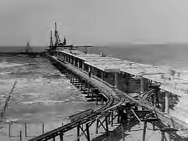 Fotocollectie Anefo — Bouw pier te Scheveningen, overzicht van de pier vanaf he strand — Foto: Behrens, Herbert F. / Anefo. Licentie: Set B: Rechtenvrij / Publiek Domein. Bron: Nationaal Archief. http://hdl.handle.net/10648/a9afe0fe-d0b4-102d-bcf8-003048976d84