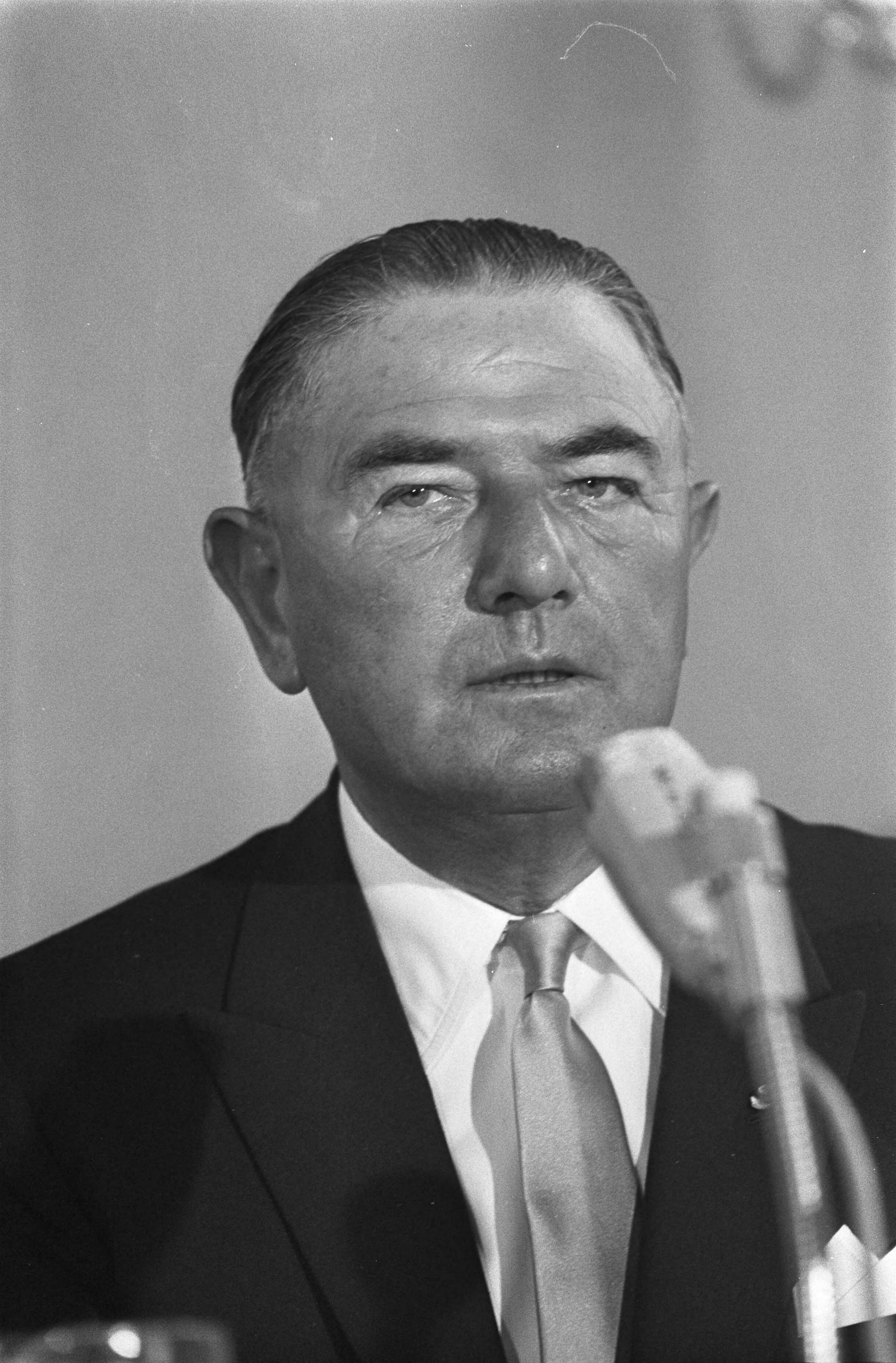 Fotocollectie Anefo — Persconferentie Verolme-NDSM in Den Haag . C. Verolme — Foto: Kroon, Ron / Anefo. Licentie: Set B: Rechtenvrij / Publiek Domein. Bron: Nationaal Archief. http://hdl.handle.net/10648/ab467bb2-d0b4-102d-bcf8-003048976d84