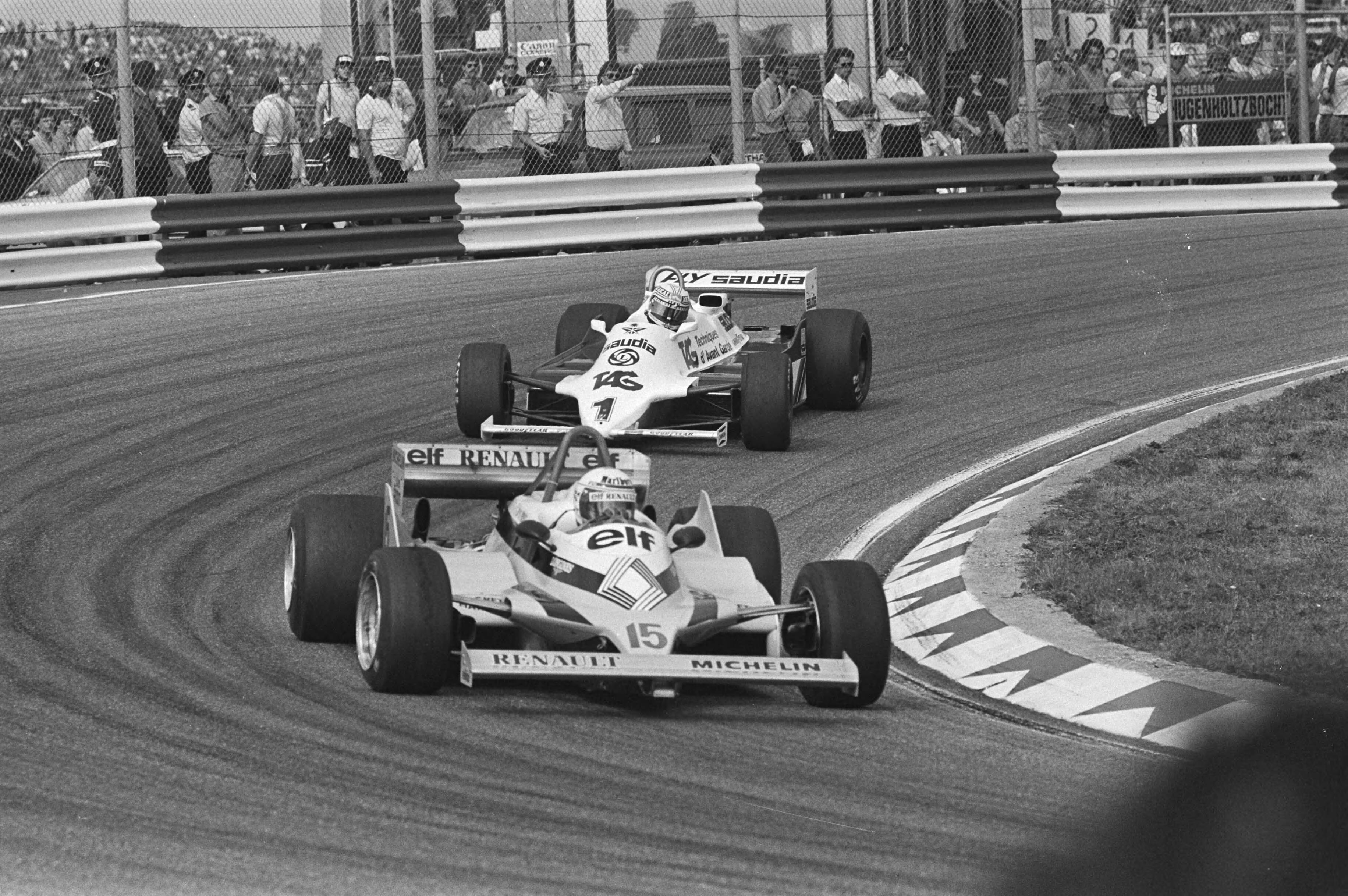 Grand Prix Zandvoort, Grote Prijs van Nederland — De Franse autocoureur Alain Prost, in Renault nummer 15 (latere winnaar van de Grand Prix van Nederland), met achter hem de Australiër Alan Jones in een Williams-Ford nummer 1, tijdens de Grand Prix Formule 1 op Zandvoort — Foto: Dijk, Hans van / Anefo. Licentie: Set B: Rechtenvrij / Publiek Domein. Bron: Nationaal Archief. http://hdl.handle.net/10648/ad0279ce-d0b4-102d-bcf8-003048976d84