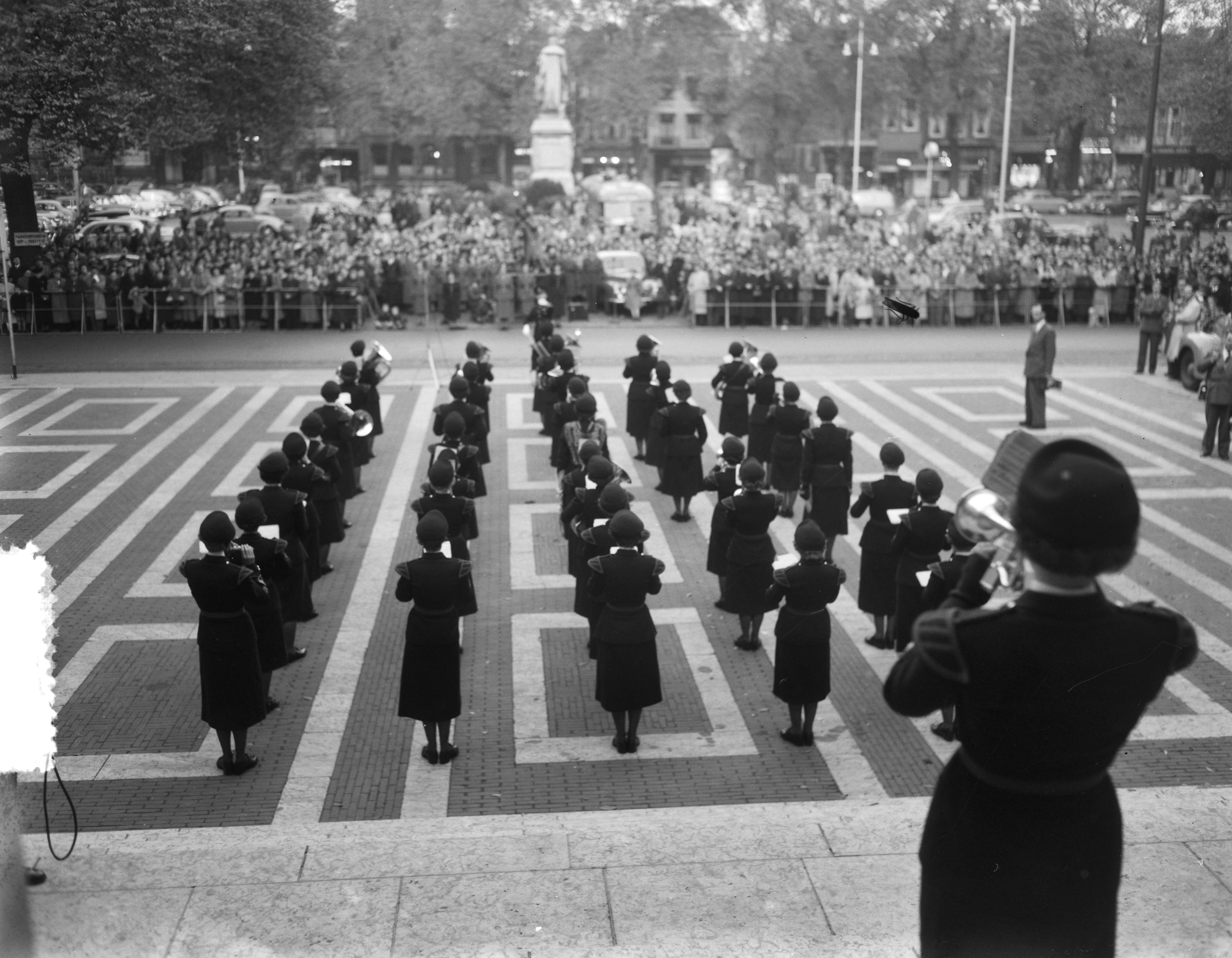 Fotocollectie Anefo — Bezoek muziekkorps van Womans Royal Army Corps (WRAC) aan Den Haag — Foto: Duinen, G.W. van / Anefo. Licentie: Set B: Rechtenvrij / Publiek Domein. Bron: Nationaal Archief. http://hdl.handle.net/10648/a91629d2-d0b4-102d-bcf8-003048976d84