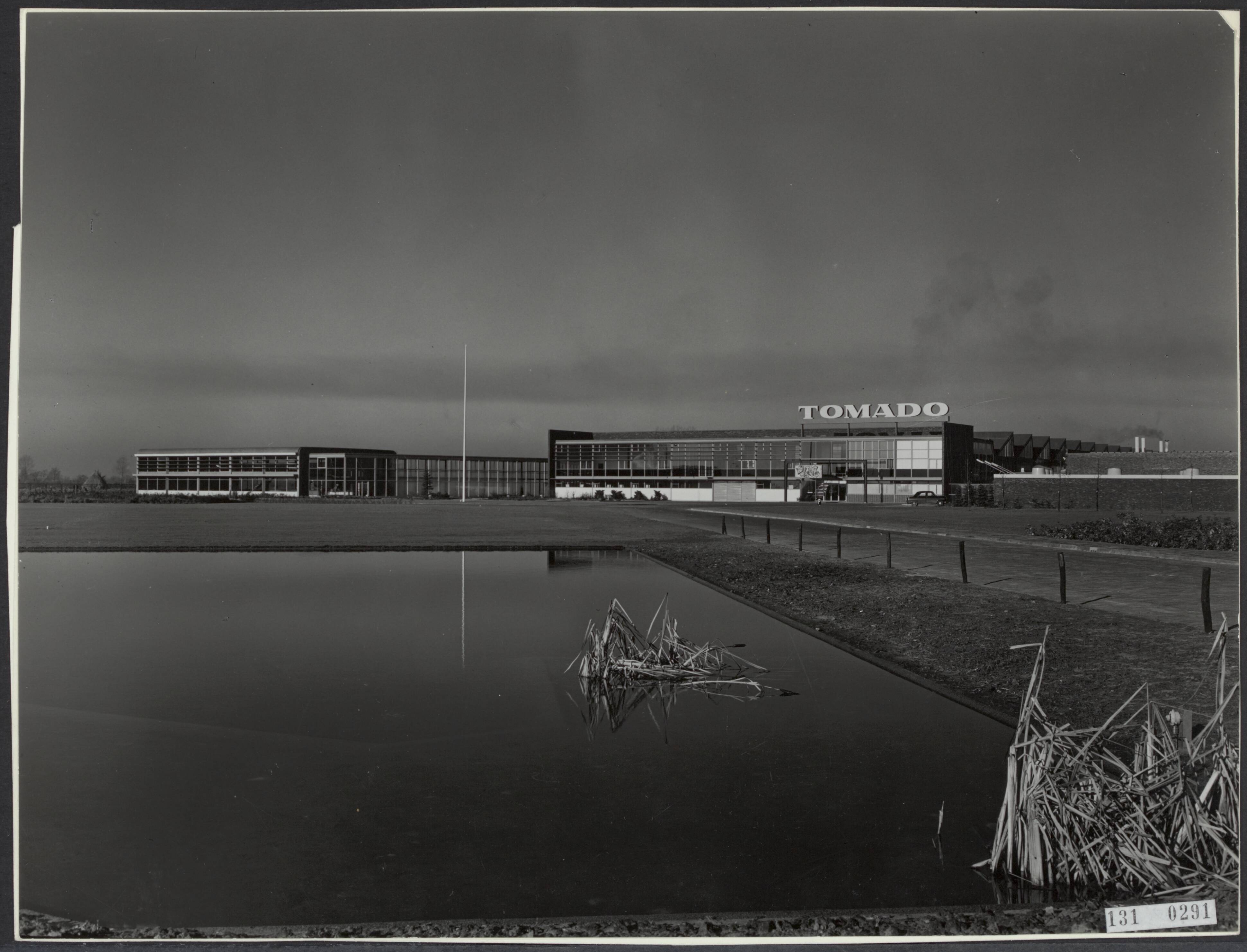 Fotocollectie Rijksvoorlichtingsdienst Eigen — Tomadofabriek te Etten-Leur — Foto: Publicam / Hartemink, Piet. Licentie: Set B: Rechtenvrij / Publiek Domein. Bron: Nationaal Archief. http://hdl.handle.net/10648/af4ed894-d0b4-102d-bcf8-003048976d84