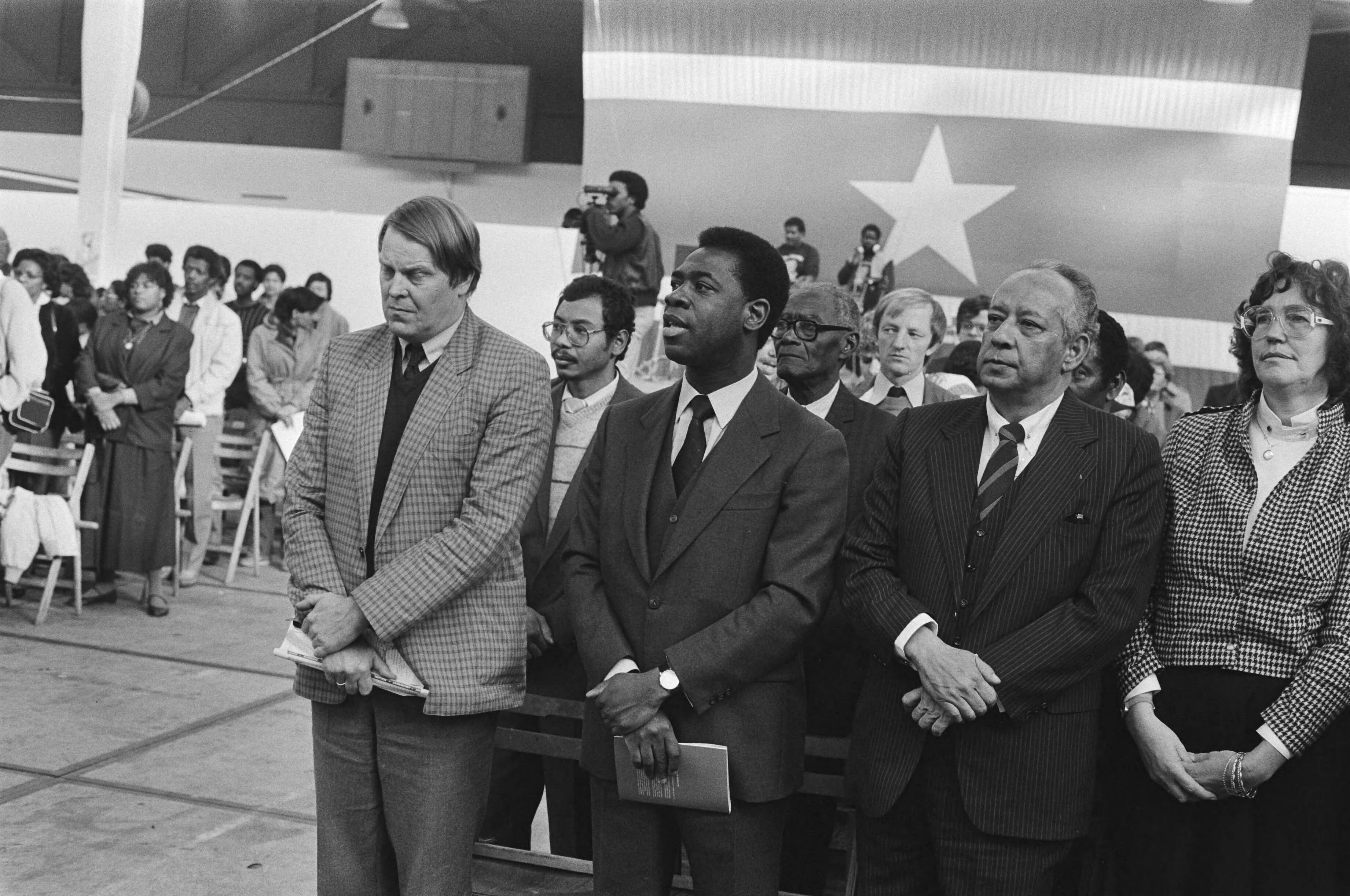 Fotocollectie Anefo — Herdenking onafhankelijkheidsdag Suriname in de Jaarbeurs Utrecht — Foto: Bogaerts, Rob / Anefo. Licentie: Set B: Rechtenvrij / Publiek Domein. Bron: Nationaal Archief. http://hdl.handle.net/10648/ad40398a-d0b4-102d-bcf8-003048976d84