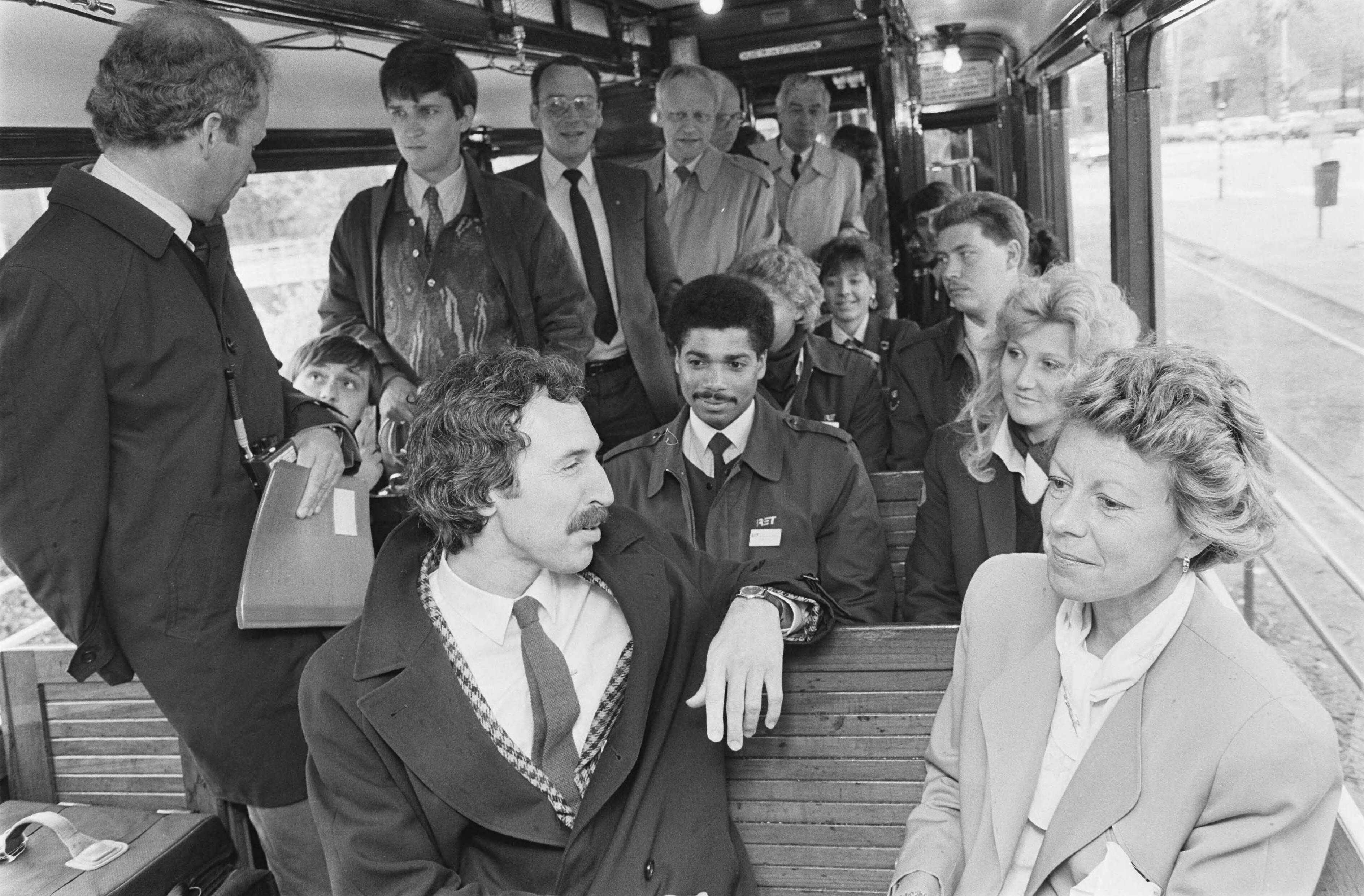 Fotocollectie Anefo — Eindevaluatierapport VICs aangeboden aan minister Smit Kroes in Den Haag ; Smit Kroes tussen VICs in tram — Foto: Gerrits, Roland / Anefo. Licentie: Set B: Rechtenvrij / Publiek Domein. Bron: Nationaal Archief. http://hdl.handle.net/10648/ad60210a-d0b4-102d-bcf8-003048976d84