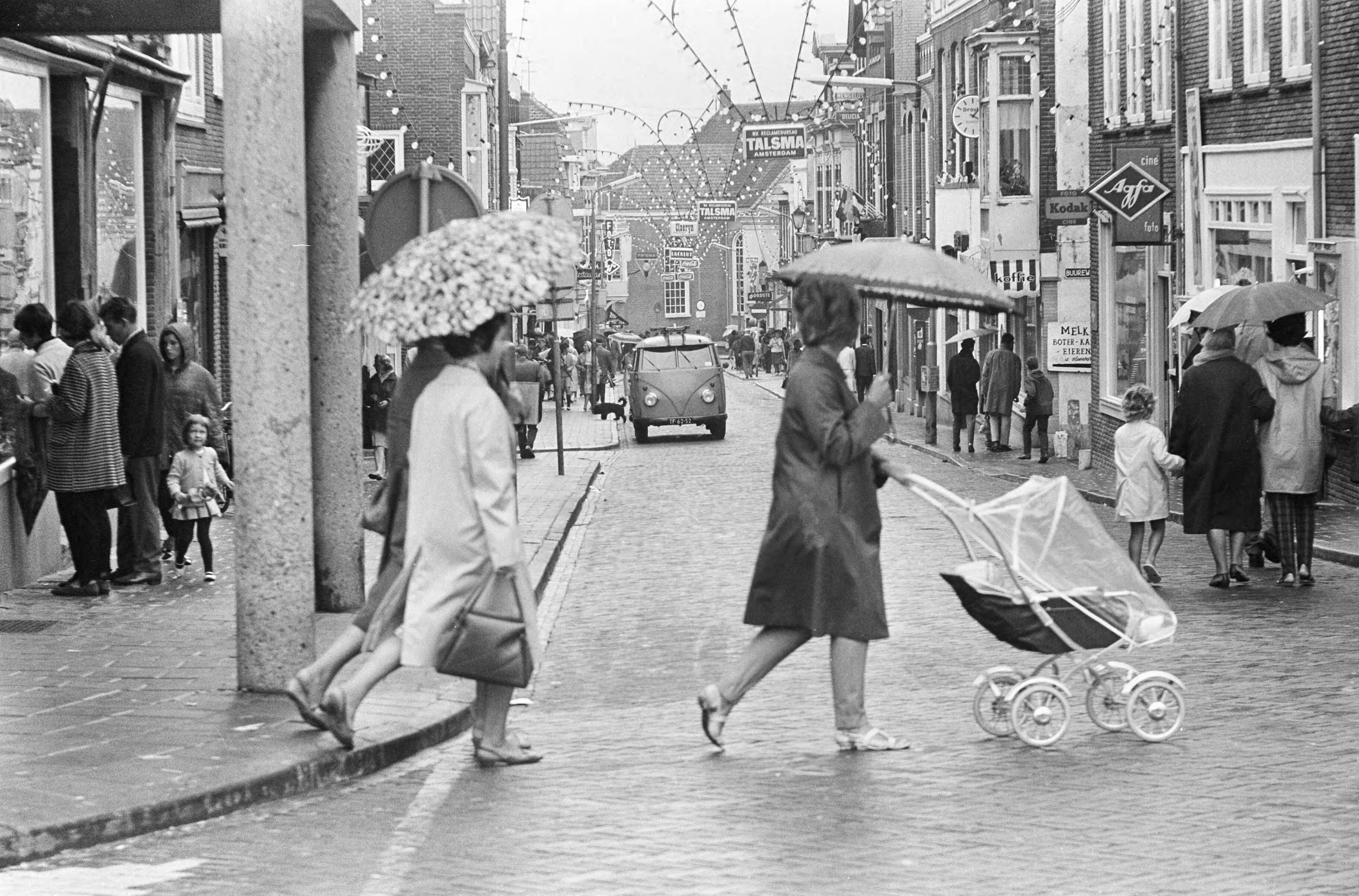 Fotocollectie Anefo — Zomer 1966 te Zandvoort, volle straten — Foto: Koch, Eric / Anefo. Licentie: Set B: Rechtenvrij / Publiek Domein. Bron: Nationaal Archief. http://hdl.handle.net/10648/aaf3868c-d0b4-102d-bcf8-003048976d84