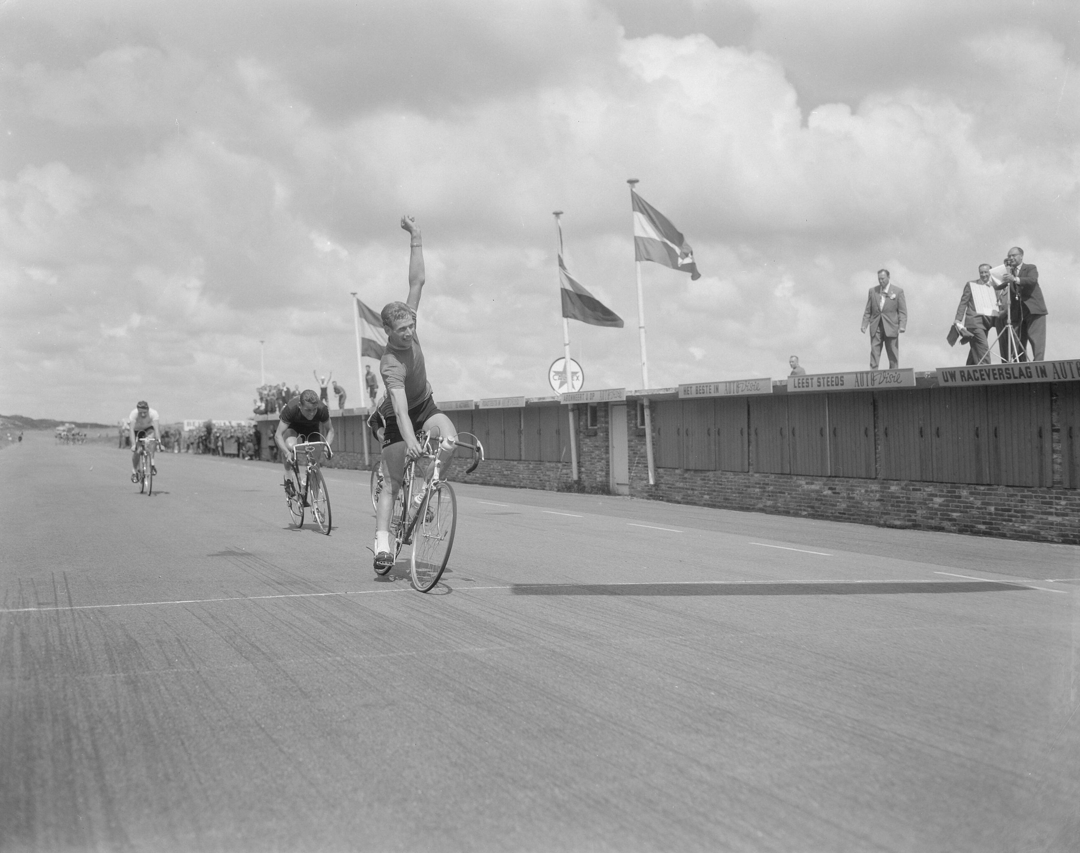 Fotocollectie Anefo — Nederlands kampioenschap wielrennen amateurs op de weg op het circuit van Zandvoort. Finish. Eerste Piet Steenvoorden, tweede Jo de Roo , derde Ben Theunisse — Foto: Pot, Harry / Anefo. Licentie: Set B: Rechtenvrij / Publiek Domein. Bron: Nationaal Archief. http://hdl.handle.net/10648/a962dc46-d0b4-102d-bcf8-003048976d84
