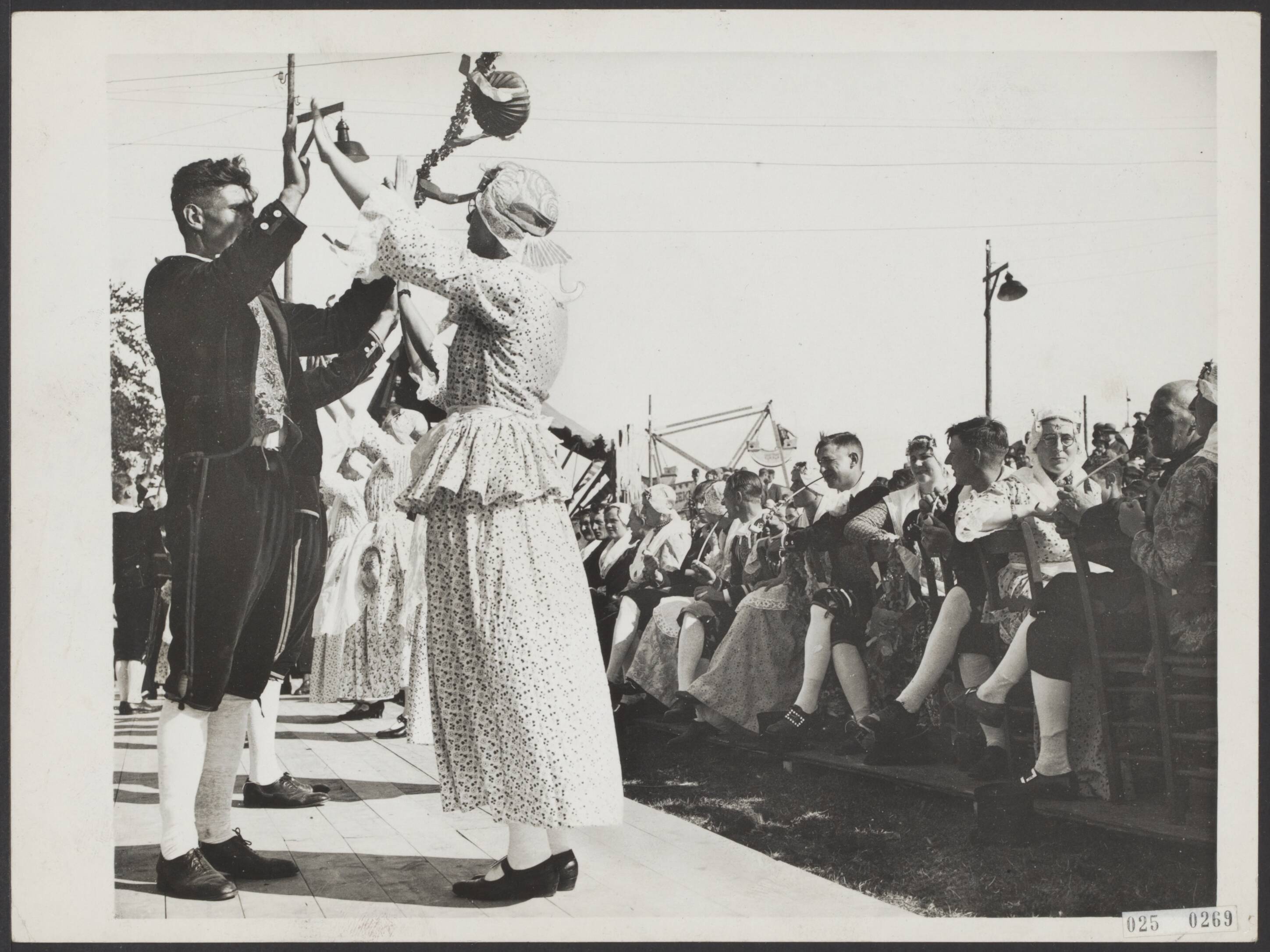 Fotocollectie Elsevier Binnenland — Stompetoren. Herdenking van het 300-jarig bestaan van de polder de Schermer. Tijdens de dans op de oud-hollandse bruiloft — Foto: N.V. Polygoon. Licentie: Set B: Rechtenvrij / Publiek Domein. Bron: Nationaal Archief. http://hdl.handle.net/10648/adda09d4-d0b4-102d-bcf8-003048976d84