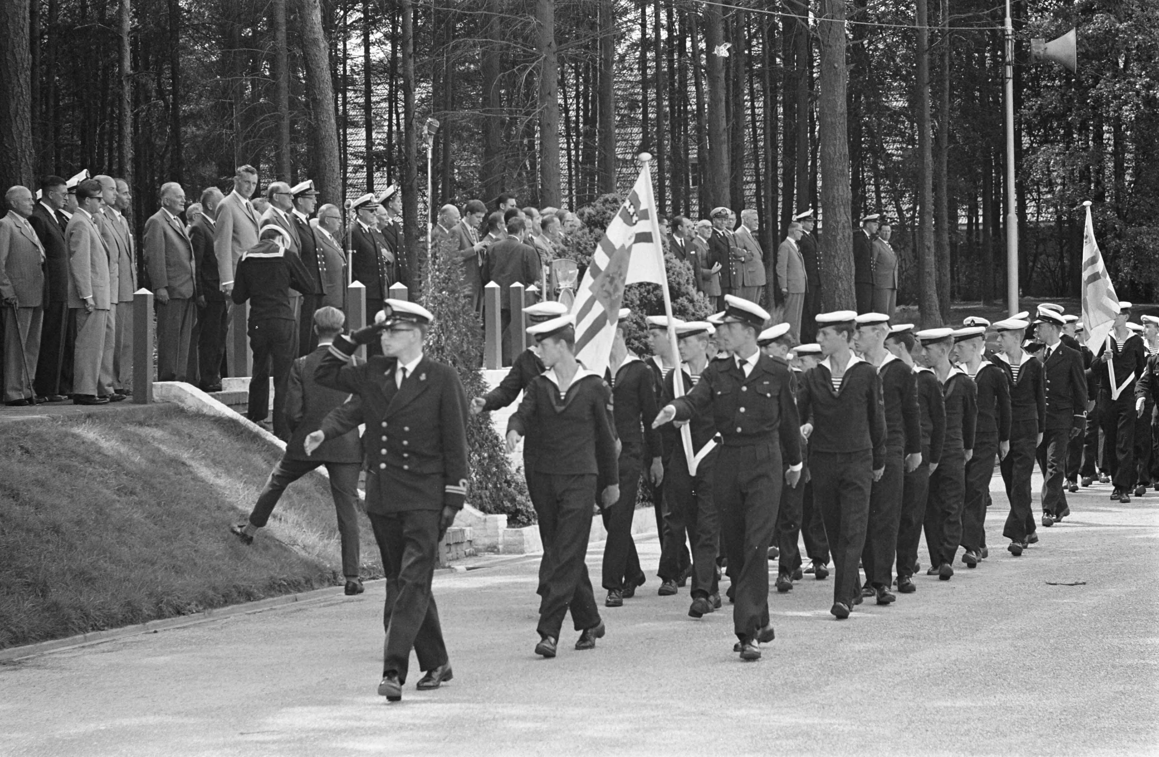 12,5 jarig jubileum van het Zeecadettenkorps — Zomerkamp van het Zeekadettencorps Nederland in het Marine Opleidingskamp te Hollandsche Rading bij Hilversum. Defilé t.g.v. 12,5-jarig bestaan — Foto: Fotograaf Onbekend / Anefo. Licentie: Set B: Rechtenvrij / Publiek Domein. Bron: Nationaal Archief. http://hdl.handle.net/10648/a9de7bc6-d0b4-102d-bcf8-003048976d84