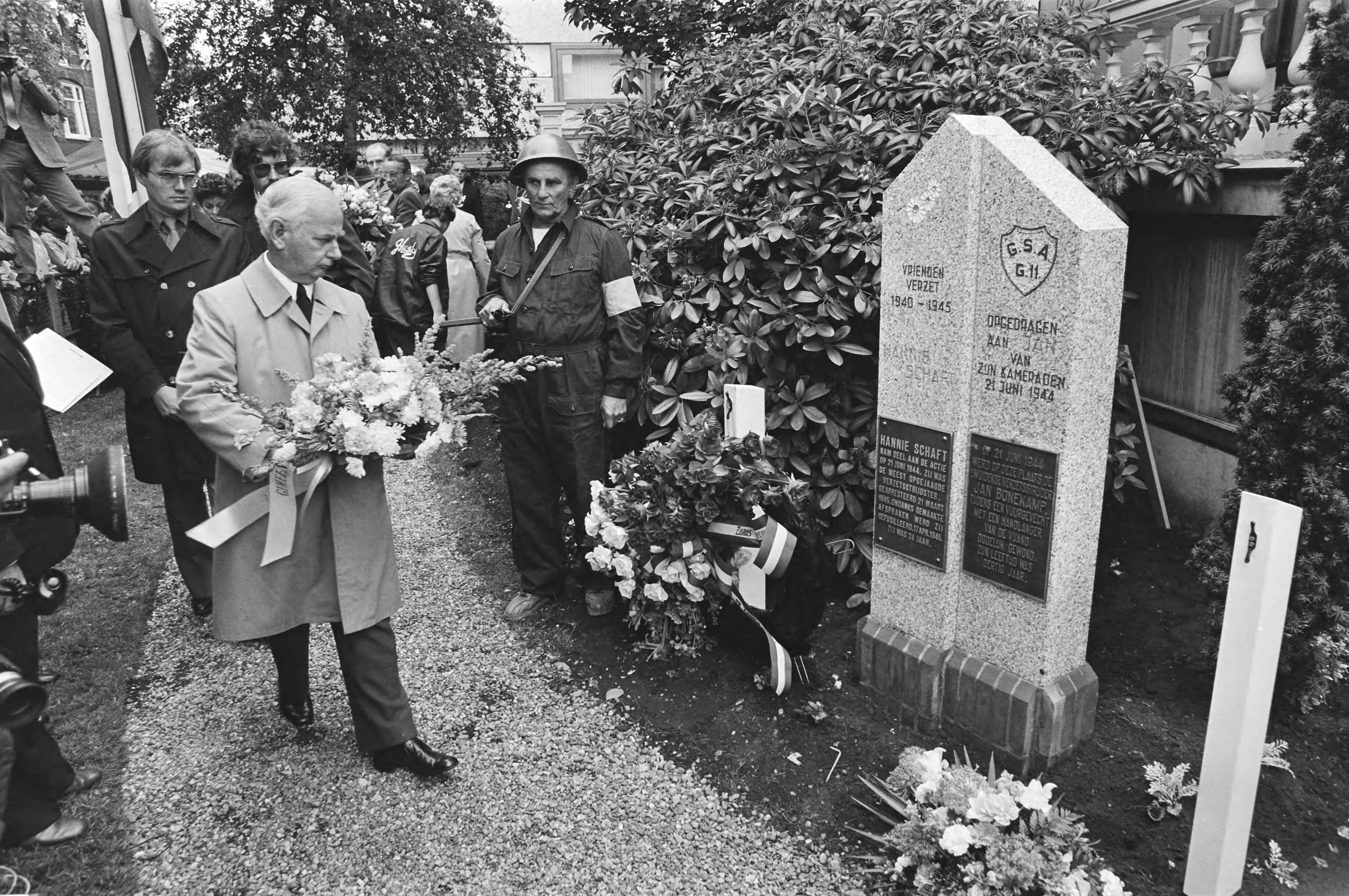 Fotocollectie Anefo — Onthulling van de gedenksteen voor verzetshelden Hannie Schaft en Jan Bonekamp in Zaandam — Foto: Antonisse, Marcel / Anefo. Licentie: Set B: Rechtenvrij / Publiek Domein. Bron: Nationaal Archief. http://hdl.handle.net/10648/ace2eae6-d0b4-102d-bcf8-003048976d84