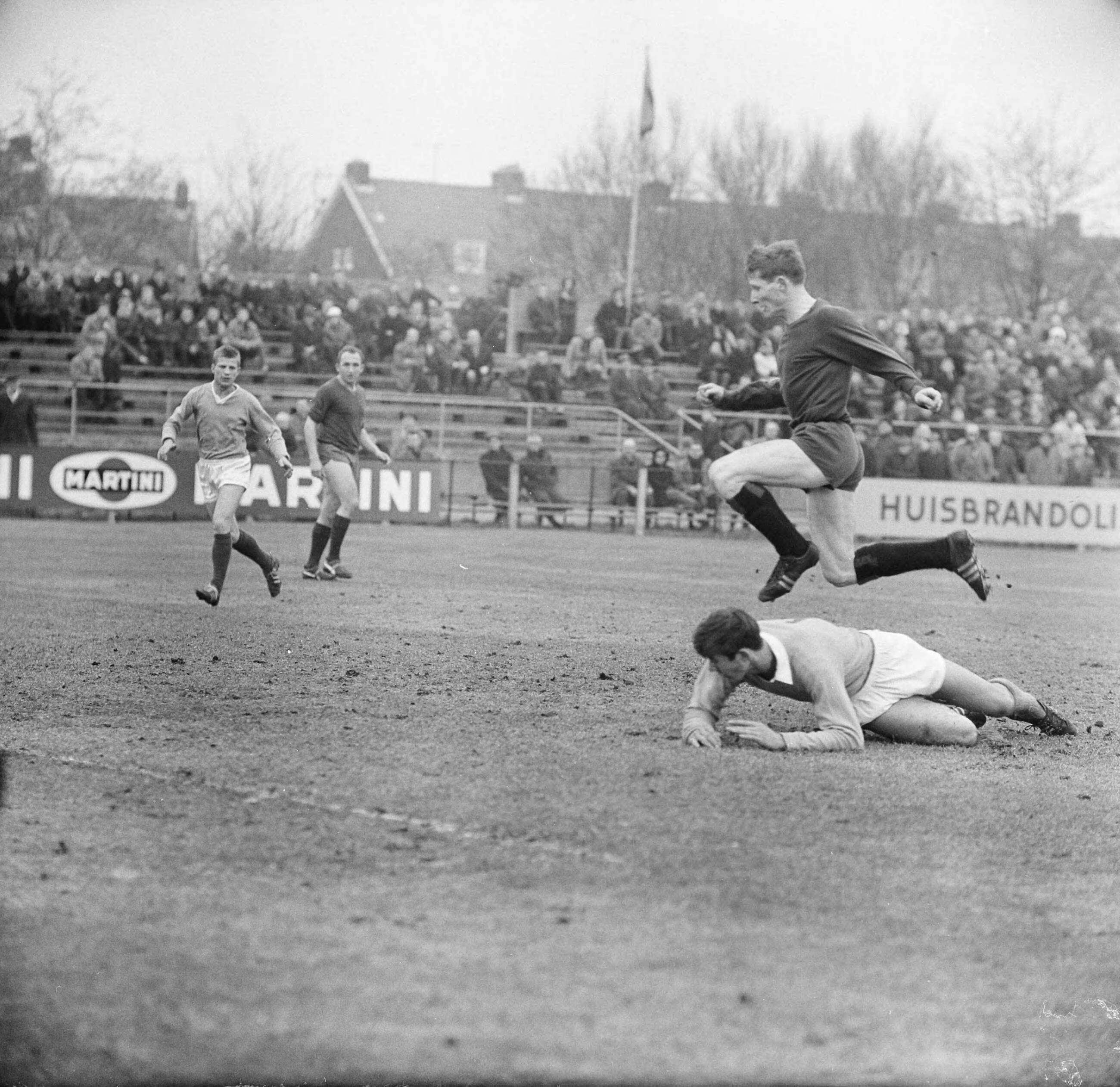 Fotocollectie Anefo — Voetbal. Haarlem tegen HDVS 1-1. Spelmoment met Nico Jonker (springend, Haarlem) — Foto: Nijs, Jac. de / Anefo. Licentie: Set B: Rechtenvrij / Publiek Domein. Bron: Nationaal Archief. http://hdl.handle.net/10648/aa301256-d0b4-102d-bcf8-003048976d84