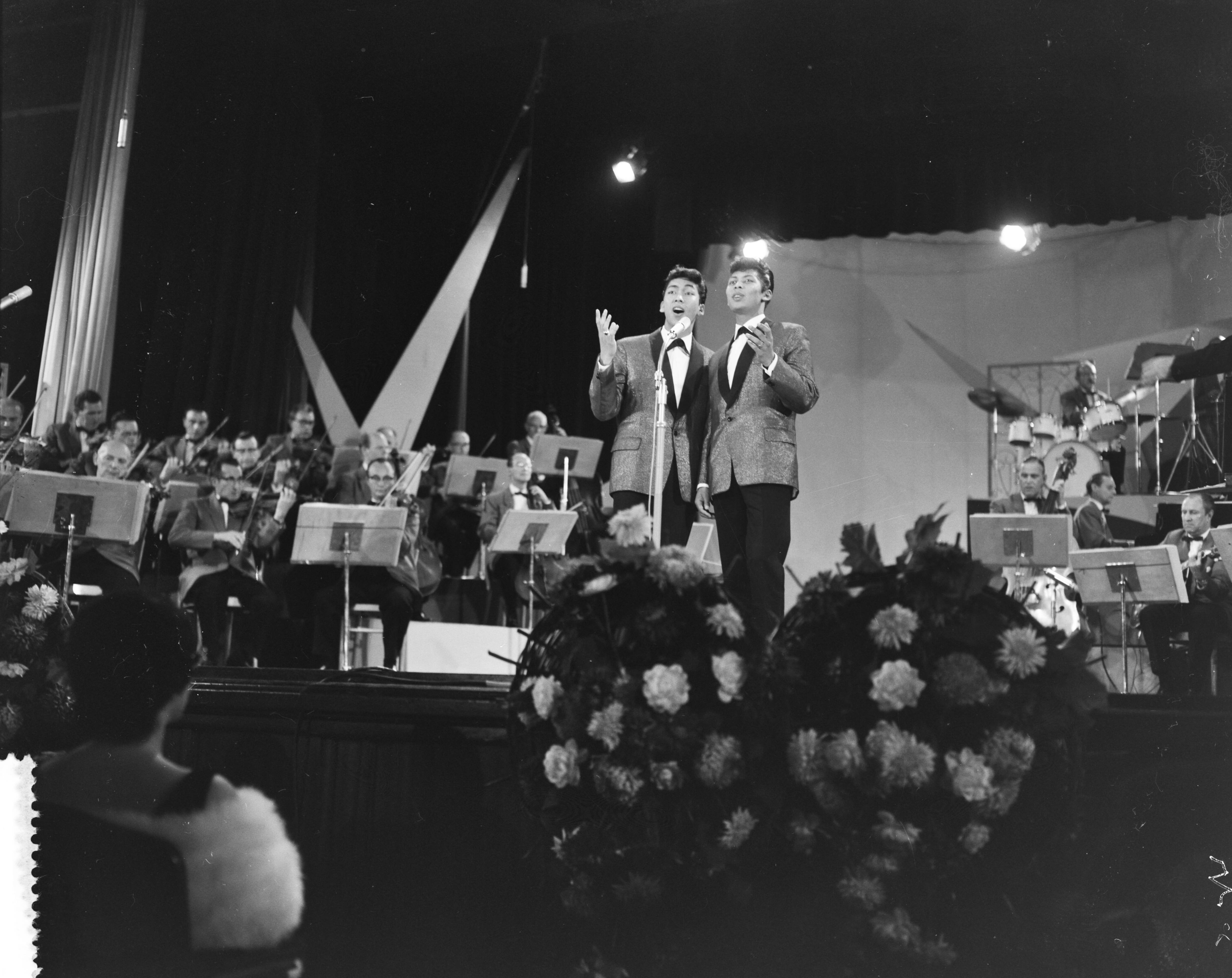 Grand Gala Du Disque in het Kurhaus te Scheveningen — Grand Gala Du Disque in Kurhaus. Blue Diamonds — Foto: Bilsen, Joop van / Anefo. Licentie: Set B: Rechtenvrij / Publiek Domein. Bron: Nationaal Archief. http://hdl.handle.net/10648/a9e478d2-d0b4-102d-bcf8-003048976d84