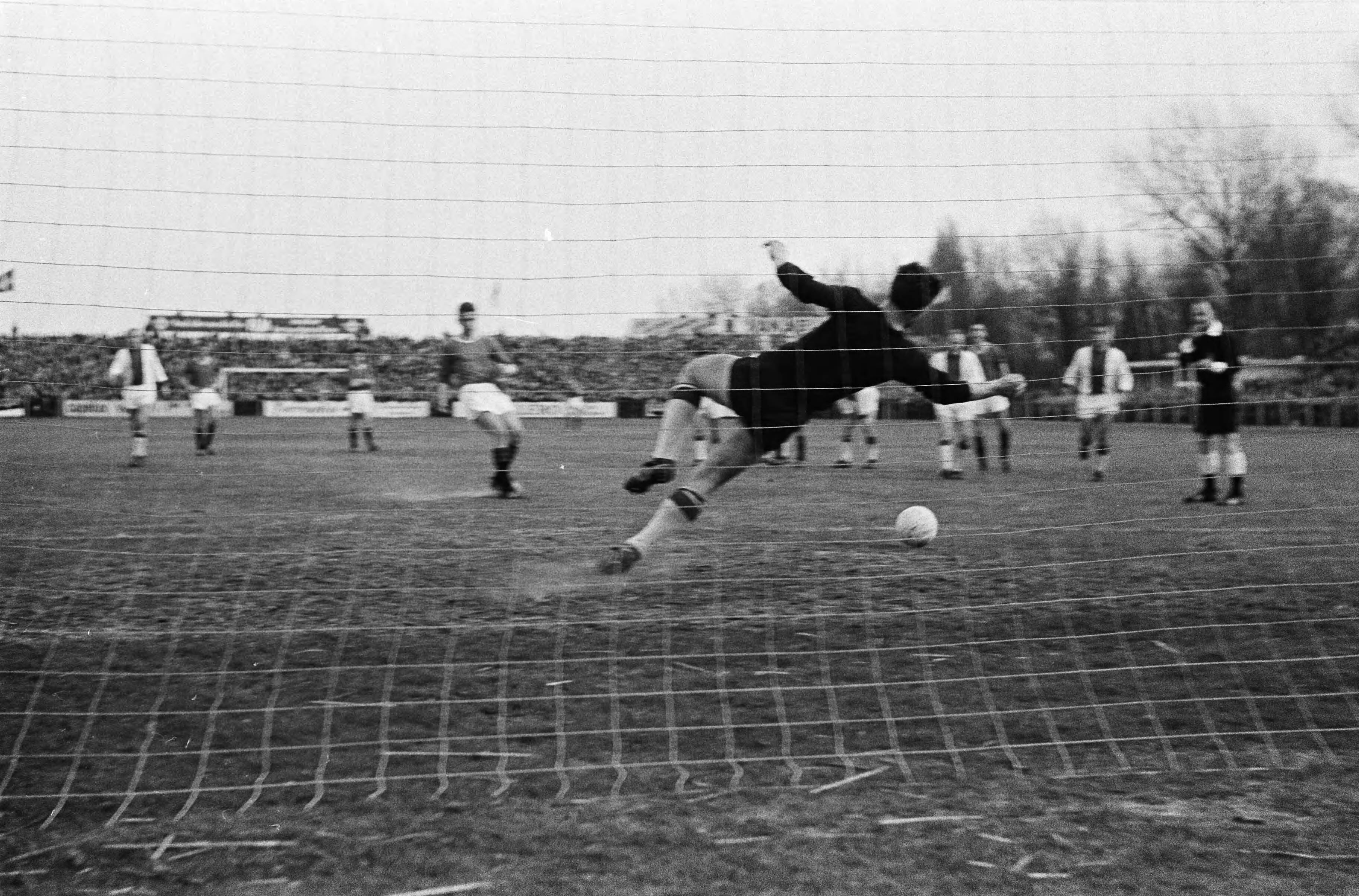 Fotocollectie Anefo — Voetbal. ADO tegen Ajax 2-2. Spelmoment, strafschop van ADO. Guus Haak scoort de gelijkmaker (2-2) — Foto: Koch, Eric / Anefo. Licentie: Set B: Rechtenvrij / Publiek Domein. Bron: Nationaal Archief. http://hdl.handle.net/10648/aa3242a6-d0b4-102d-bcf8-003048976d84