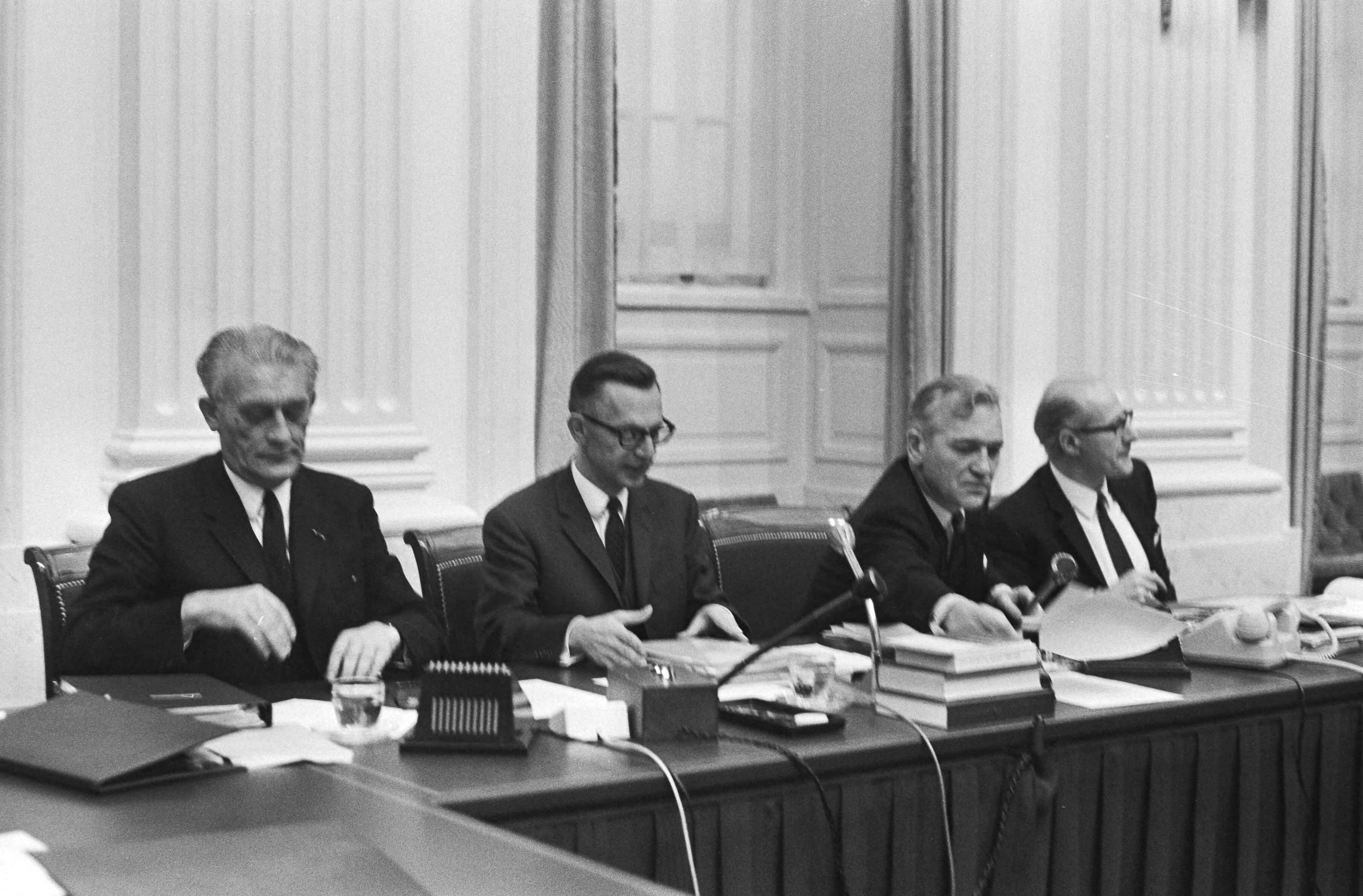 Fotocollectie Anefo — Tweede Kamer behandelt brieven van ministerie van Sociale Zaken, Economische Zaken en Volkshuisvesting m.b.t. Oost-Groningen; regeringstafel / — Foto: Mieremet, Rob / Anefo. Licentie: Set B: Rechtenvrij / Publiek Domein. Bron: Nationaal Archief. http://hdl.handle.net/10648/abb1983e-d0b4-102d-bcf8-003048976d84