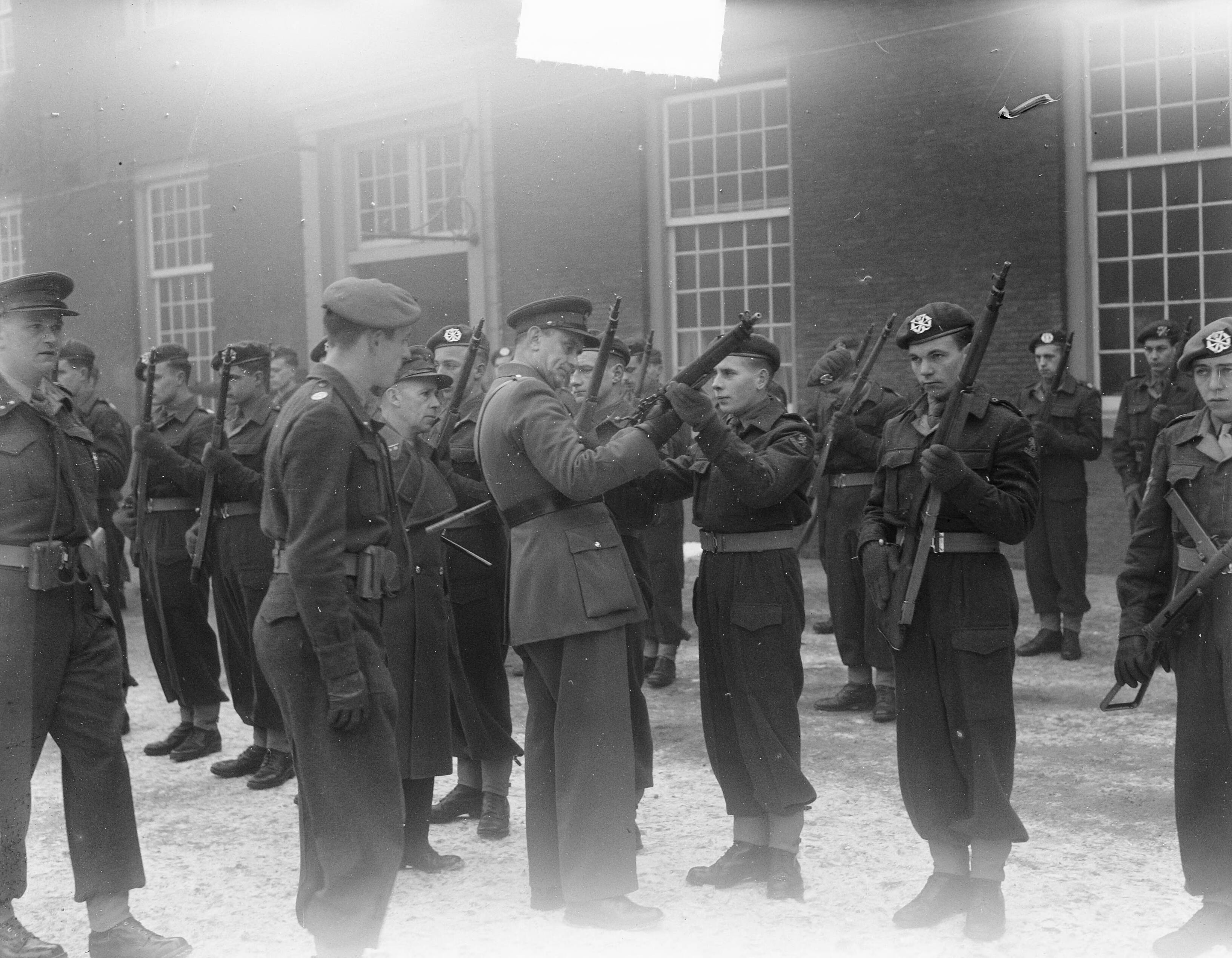Defilé Koudenhoorn Kazerne Haarlem na beëindiging van inspectie — Foto: Vogel, Carel L. de / Anefo. — Licentie: Set B: Rechtenvrij / Publiek Domein. Bron: Nationaal Archief. http://hdl.handle.net/10648/a8e3e36e-d0b4-102d-bcf8-003048976d84