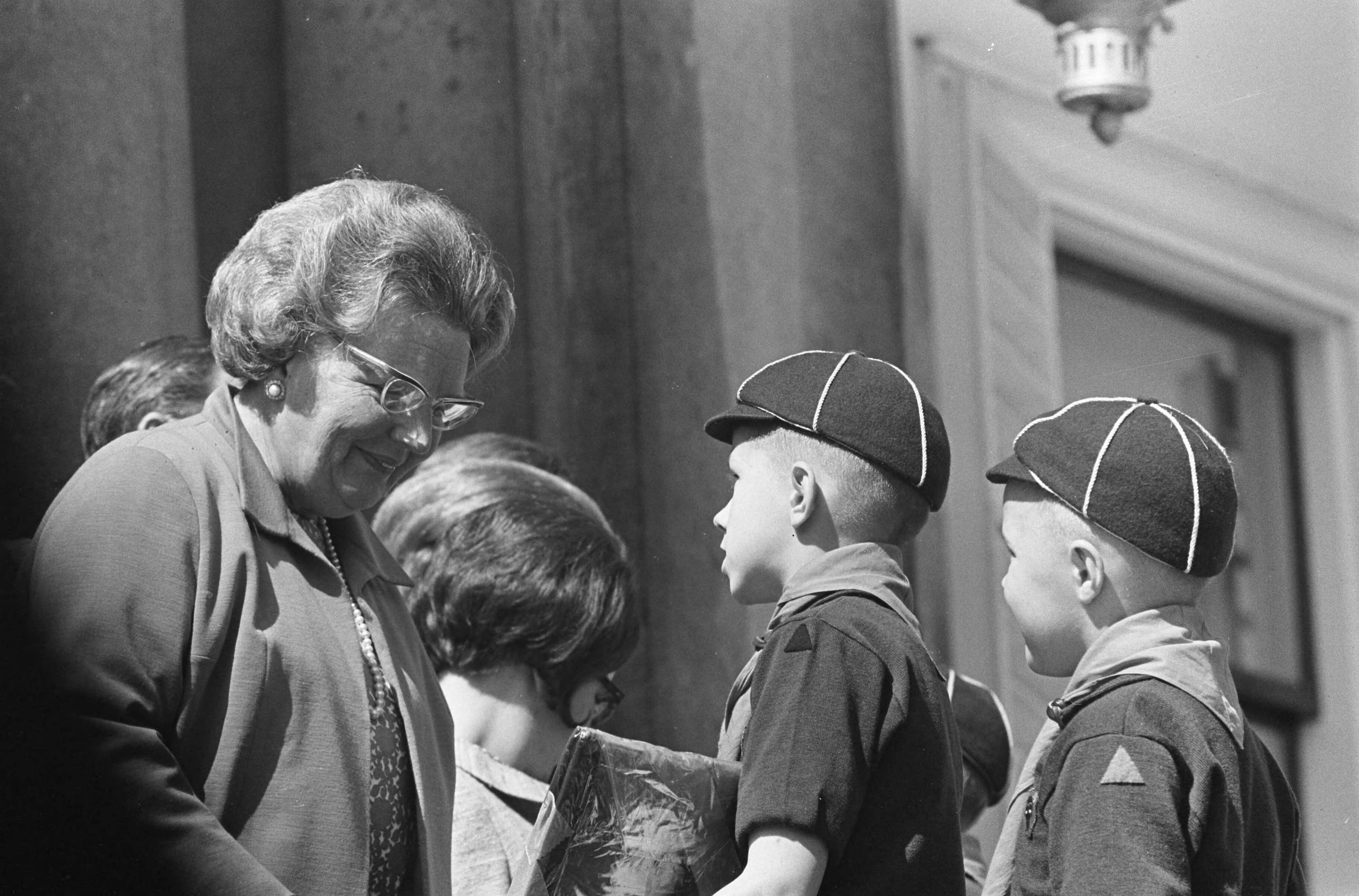 Koninginnedag 1966 — Koningin Juliana wordt gefeliciteerd door padvinders — Foto: Fotograaf Onbekend / Anefo. Licentie: Set B: Rechtenvrij / Publiek Domein. Bron: Nationaal Archief. http://hdl.handle.net/10648/aae807f8-d0b4-102d-bcf8-003048976d84