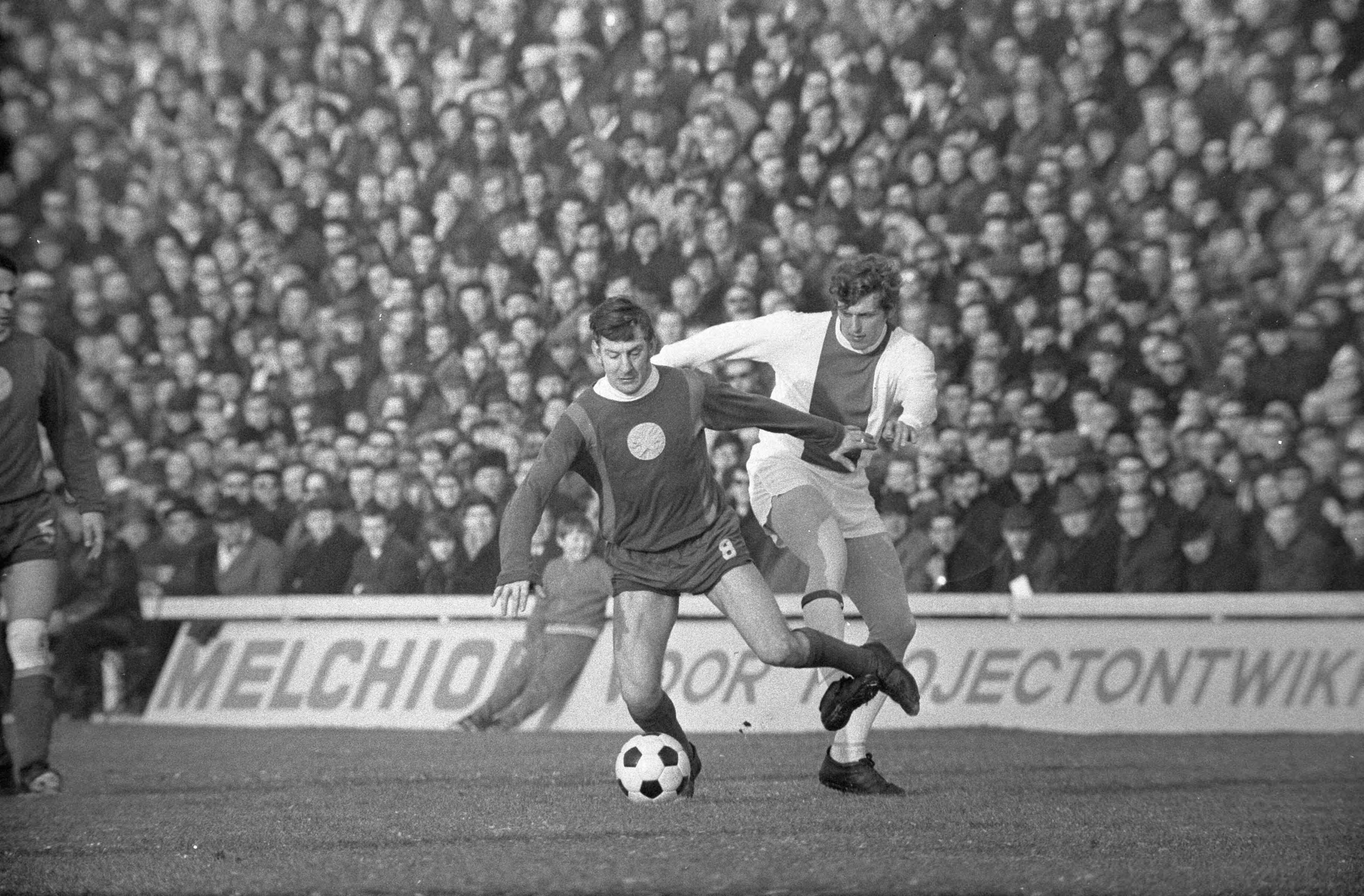 Fotocollectie Anefo — MVV tegen Ajax 1-1. Duel van Piet Keizer (rechts) en Co Prins — Foto: Koch, Eric / Anefo. Licentie: Set B: Rechtenvrij / Publiek Domein. Bron: Nationaal Archief. http://hdl.handle.net/10648/ab8b1b1e-d0b4-102d-bcf8-003048976d84