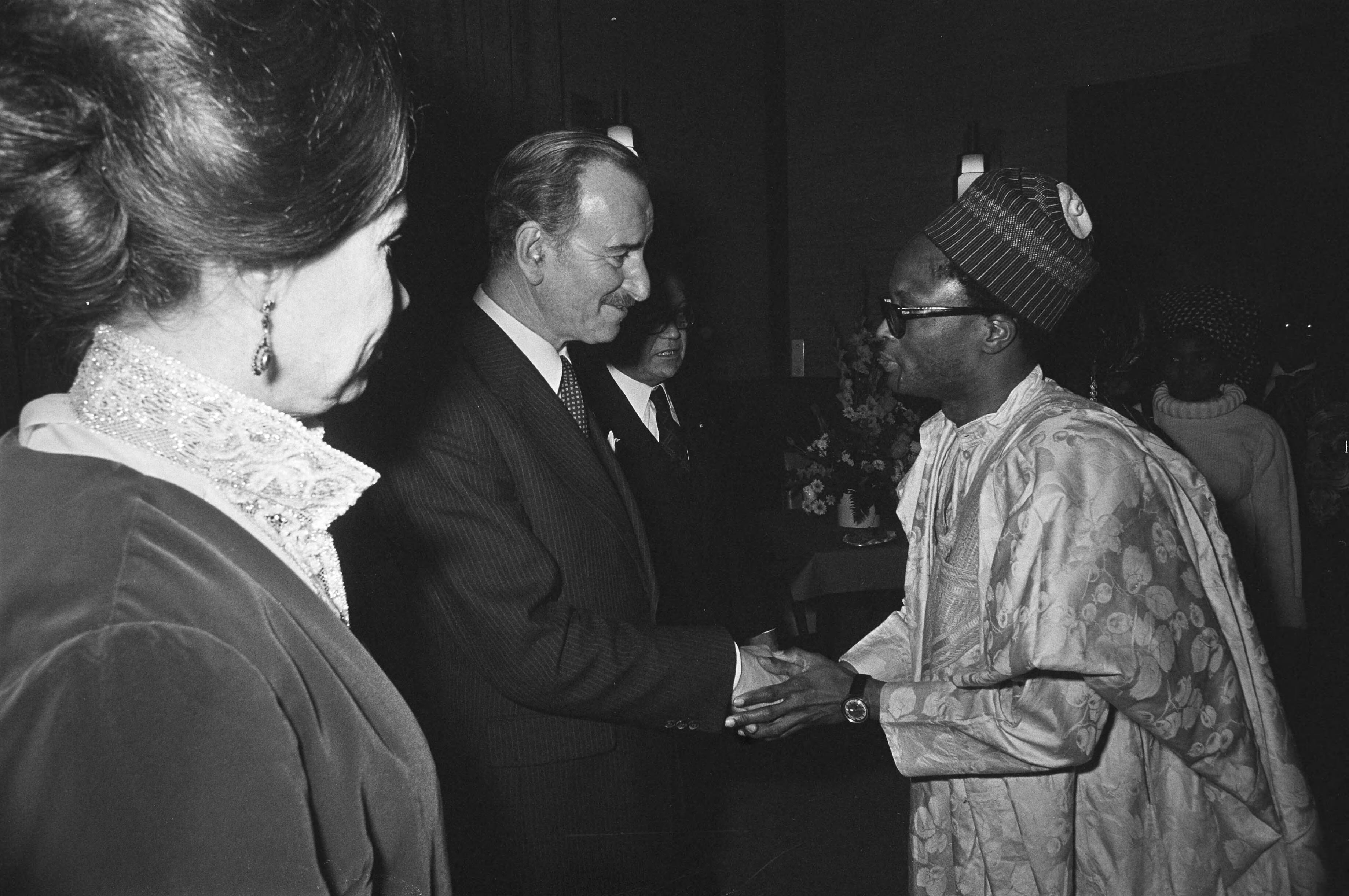 Fotocollectie Anefo — Nieuwjaarsreceptie CD van minister Van de Klaauw (BZ) en echtgenote in Den Haag ; leden Nigeriaanse ambassade e.a. — Foto: Suyk, Koen / Anefo. Licentie: Set B: Rechtenvrij / Publiek Domein. Bron: Nationaal Archief. http://hdl.handle.net/10648/aca9e4d0-d0b4-102d-bcf8-003048976d84