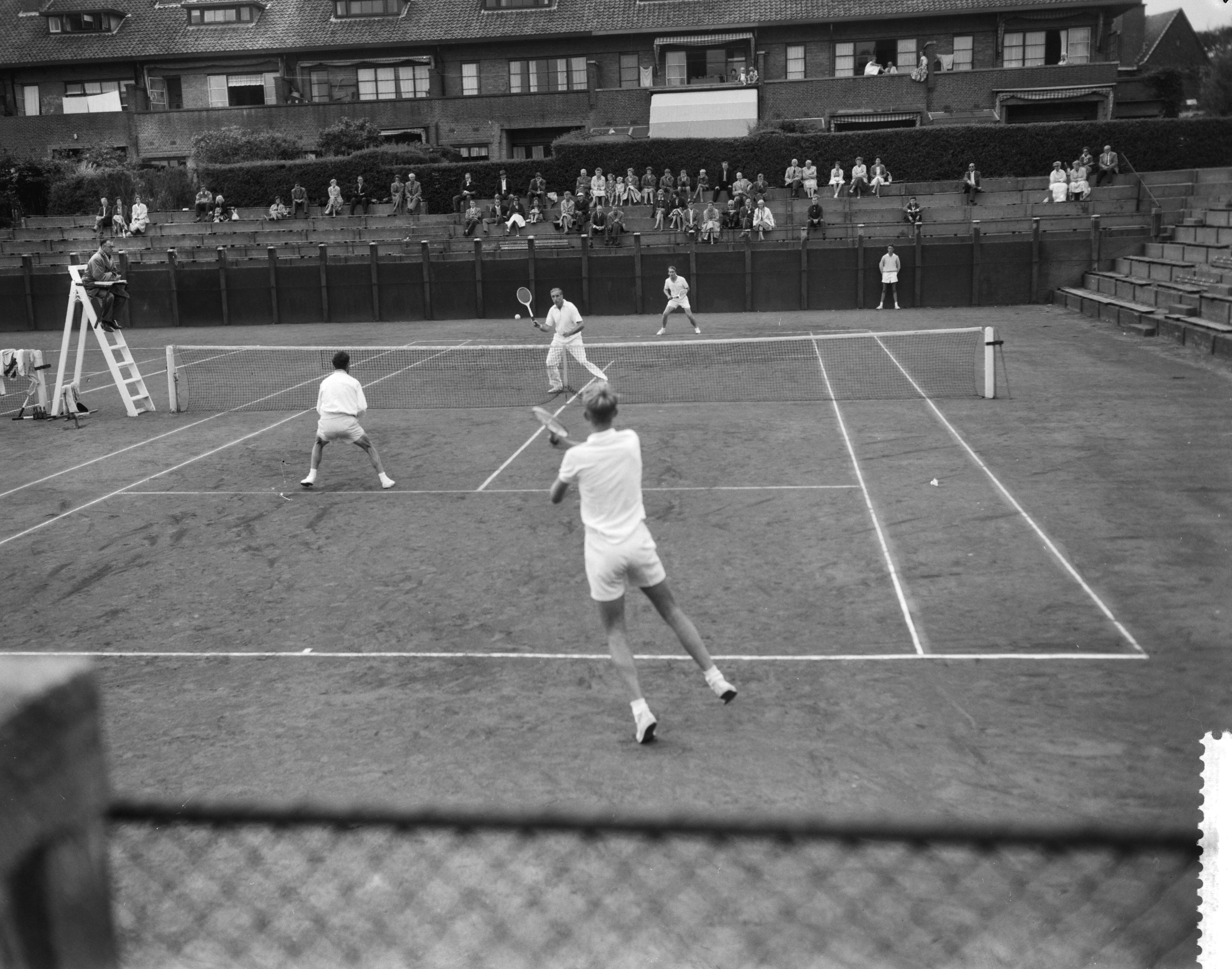 Nationale tenniskampioenschappen op de METS-baan te Scheveningen — Nationale tenniskampioenschappen op de METS-banen te Scheveningen. Spelmoment heren dubbel, achter het net Van Swol (l) en Rinkel, voor het net Hans van de Weg en Evert Schneider — Foto: Bilsen, Joop van / Anefo. Licentie: Set B: Rechtenvrij / Publiek Domein. Bron: Nationaal Archief. http://hdl.handle.net/10648/a9b6d9f4-d0b4-102d-bcf8-003048976d84