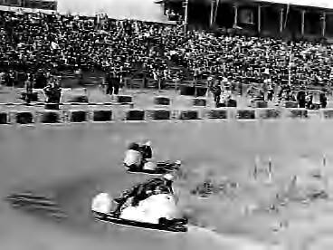 Fotocollectie Anefo — KNMV-motorraces en zijspanraces op het circuit van Zandvoort. Zijspannen onder aan de Hunzerug — Foto: Bilsen, Joop van / Anefo. Licentie: Set B: Rechtenvrij / Publiek Domein. Bron: Nationaal Archief. http://hdl.handle.net/10648/a964ac10-d0b4-102d-bcf8-003048976d84