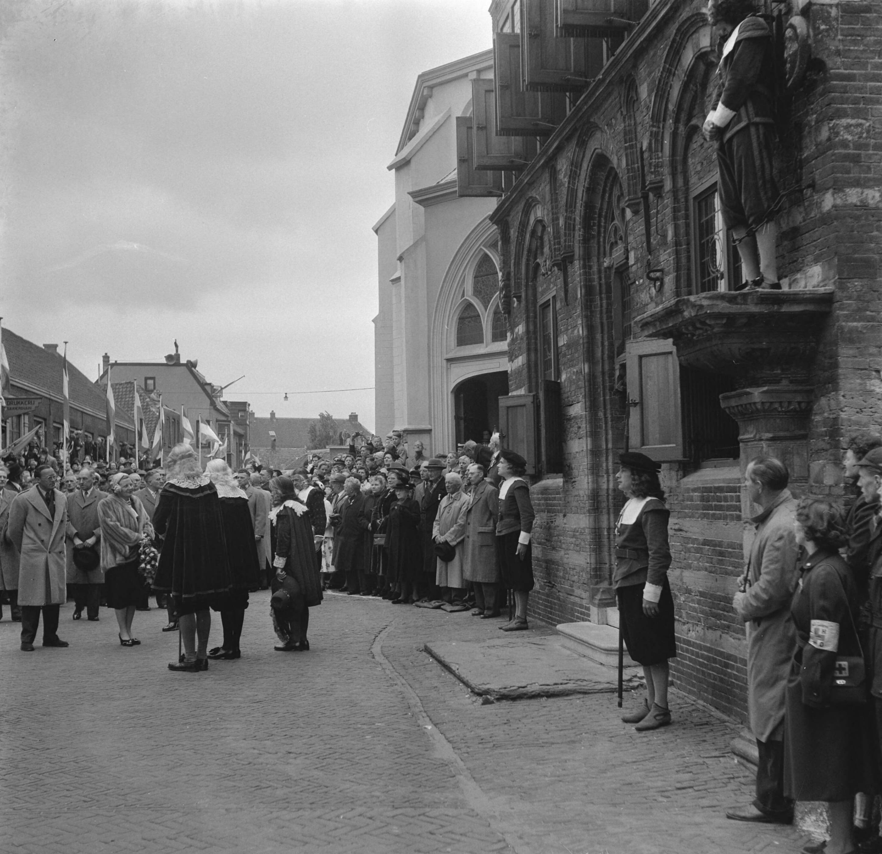 Koninklijk bezoek aan 15 gemeentes in Zuid-Holland (Rijnstreek en Merengebied) — Koningin Juliana en Prins Bernhard bezoeken Woerden. Bij het oude gerechtsgebouw (gemeentemuseum) worden zij begroet door "schout en schepenen" — Foto: Noske, J.D. / Anefo. Licentie: Set B: Rechtenvrij / Publiek Domein. Bron: Nationaal Archief. http://hdl.handle.net/10648/a9223286-d0b4-102d-bcf8-003048976d84
