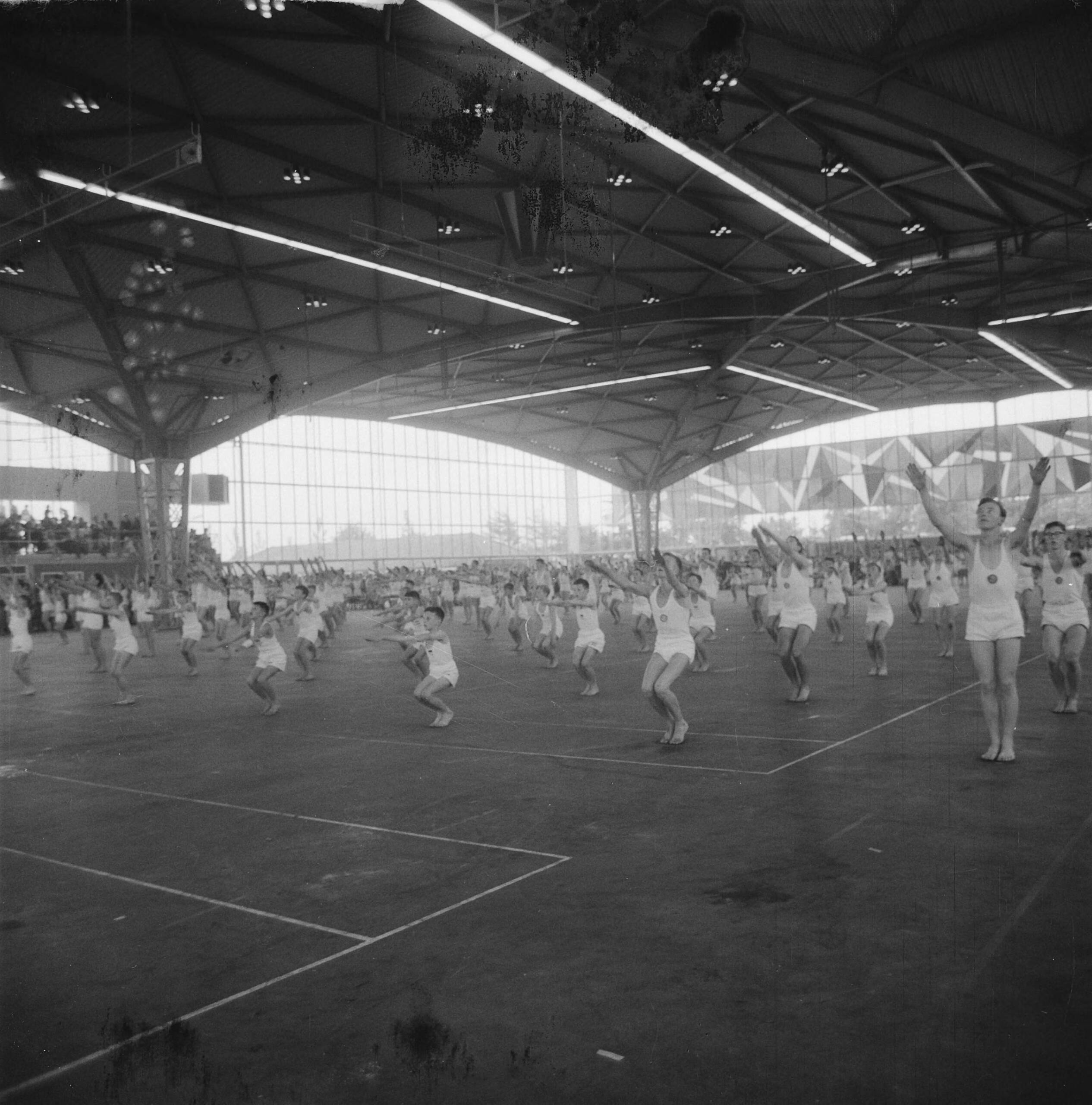 Fotocollectie Anefo — 75-jarig bestaan Hilversumse Gymnastiek (HGV). Vrije oefening jongens — Foto: Brinkman, Dave / Anefo. Licentie: Set B: Rechtenvrij / Publiek Domein. Bron: Nationaal Archief. http://hdl.handle.net/10648/a9d8f5e8-d0b4-102d-bcf8-003048976d84