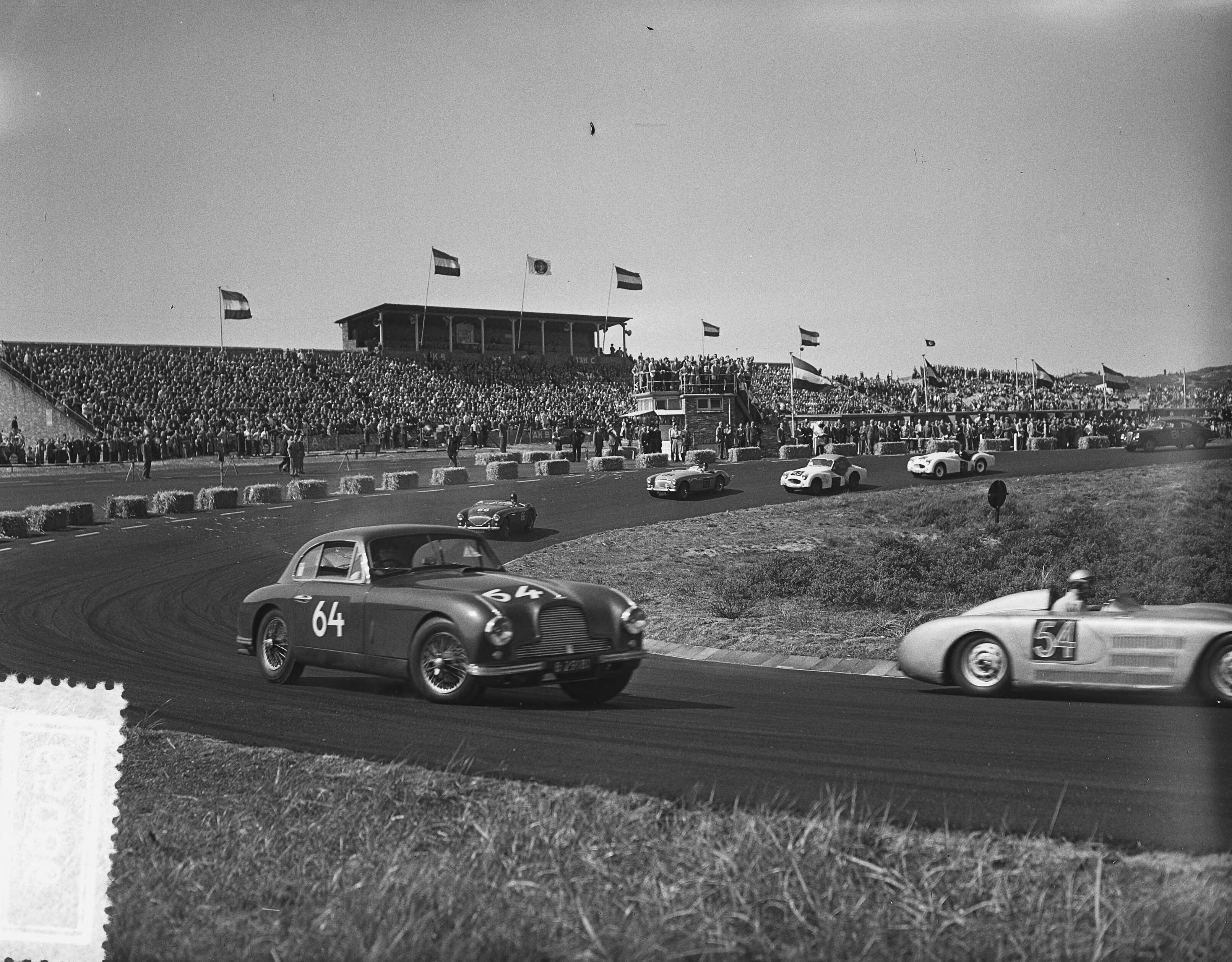 Fotocollectie Anefo — Nationale Sportwagenraces op het circuit van Zandvoort. Gecombineerde race D en E klasse — Foto: Bilsen, Joop van / Anefo. Licentie: Set B: Rechtenvrij / Publiek Domein. Bron: Nationaal Archief. http://hdl.handle.net/10648/a9233f46-d0b4-102d-bcf8-003048976d84