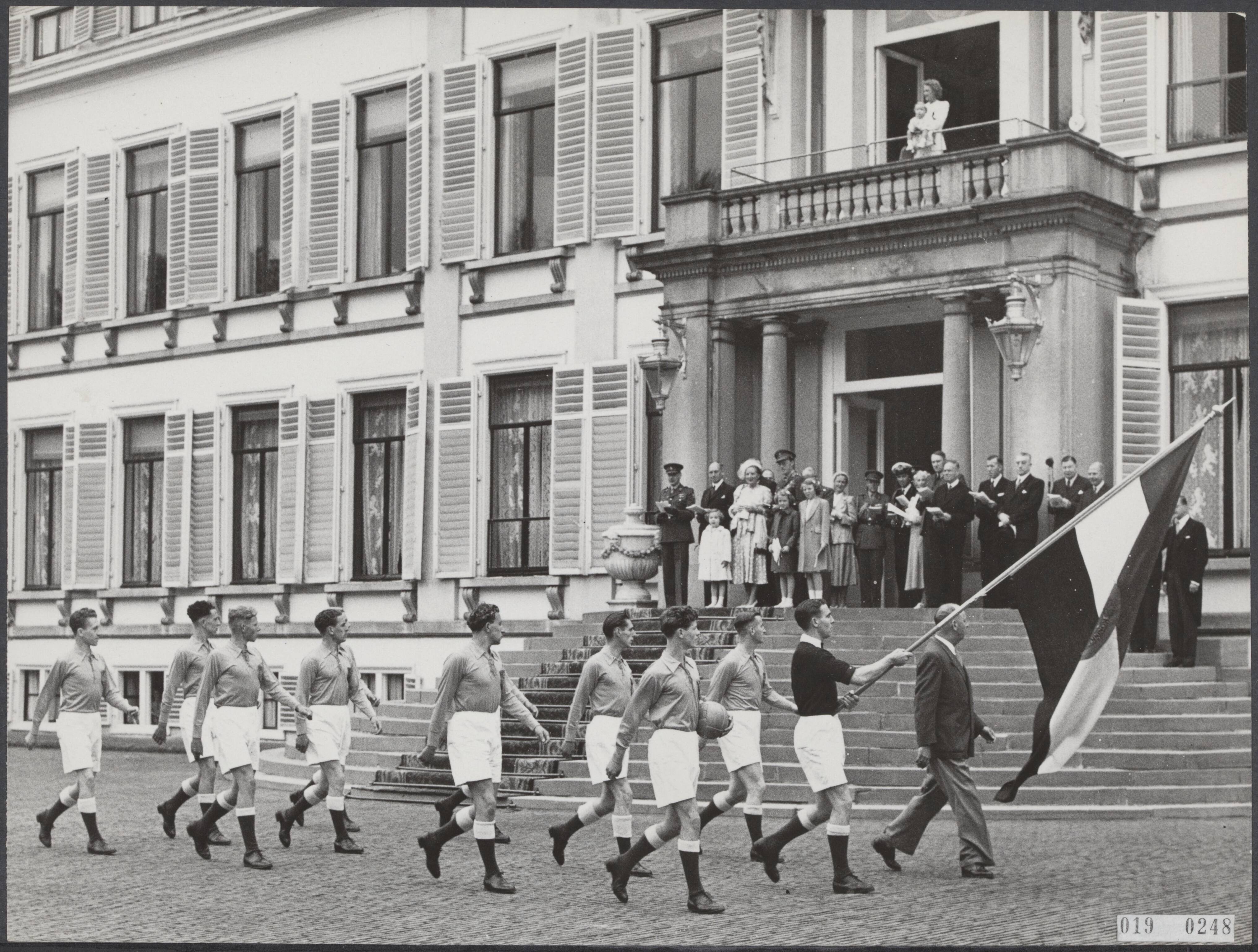 Fotocollectie Elsevier Binnenland — Defilé op paleis Soestdijk t.g.v. viering koperen huwelijk van koningin Juliana en prins Bernhard. Het Nederlands elftal? — Foto: ANP / RVD of rechtenvrij. Licentie: Set B: Rechtenvrij / Publiek Domein. Bron: Nationaal Archief. http://hdl.handle.net/10648/adc5f0ac-d0b4-102d-bcf8-003048976d84
