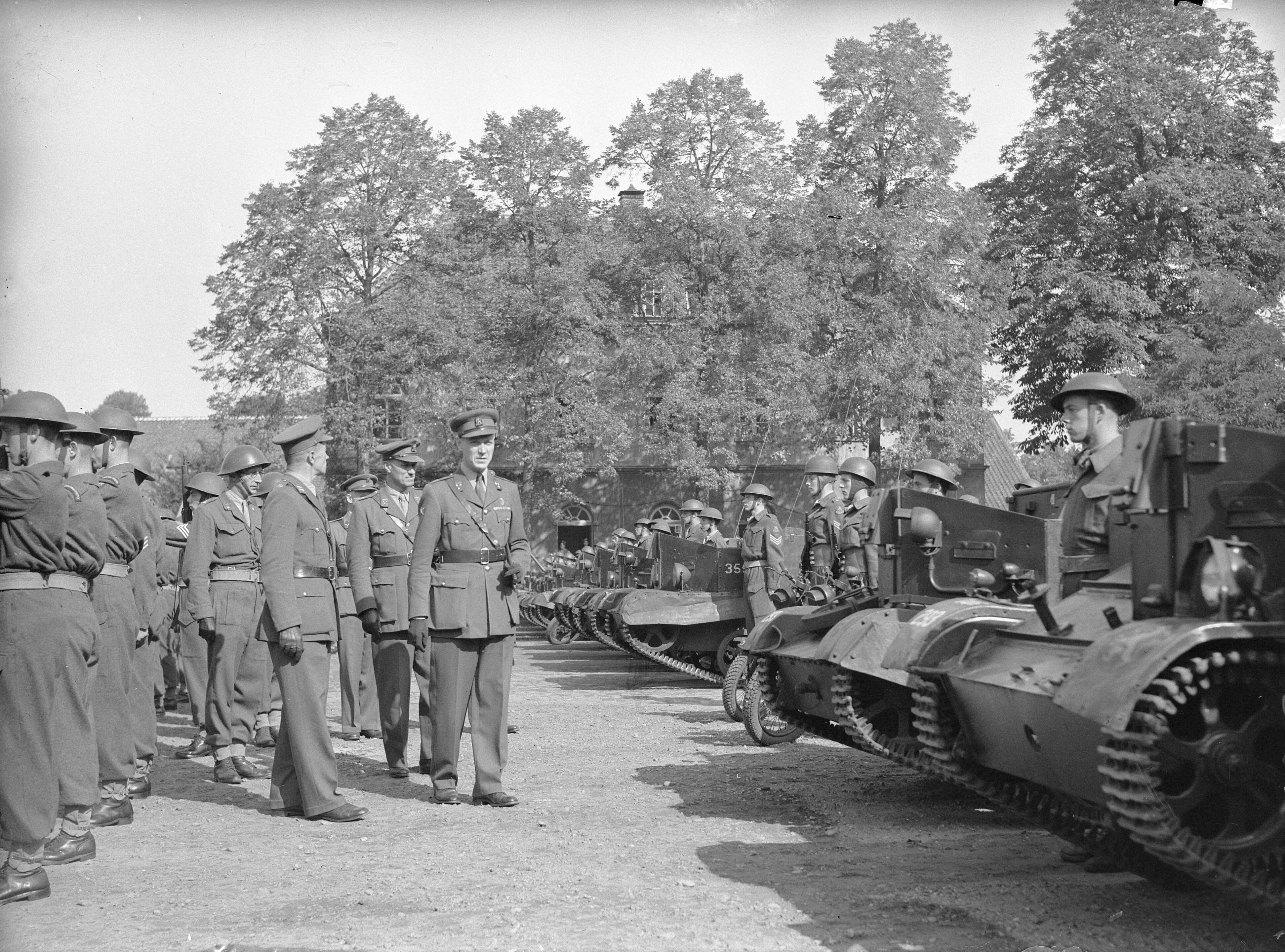 Fotocollectie Anefo — Afscheidsparade opleidingscursus Reserve-officieren Breda. Een kolonel inspecteert de troepen. Een eenheid bren-carriers — Foto: Wisman, Bram / Anefo. Licentie: Set B: Rechtenvrij / Publiek Domein. Bron: Nationaal Archief. http://hdl.handle.net/10648/a8acffc0-d0b4-102d-bcf8-003048976d84