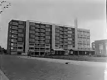Fotocollectie Anefo — Bouw flats met 7 woonlagen in Den Haag — Foto: Behrens, Herbert F. / Anefo. Licentie: Set B: Rechtenvrij / Publiek Domein. Bron: Nationaal Archief. http://hdl.handle.net/10648/a96aafe8-d0b4-102d-bcf8-003048976d84