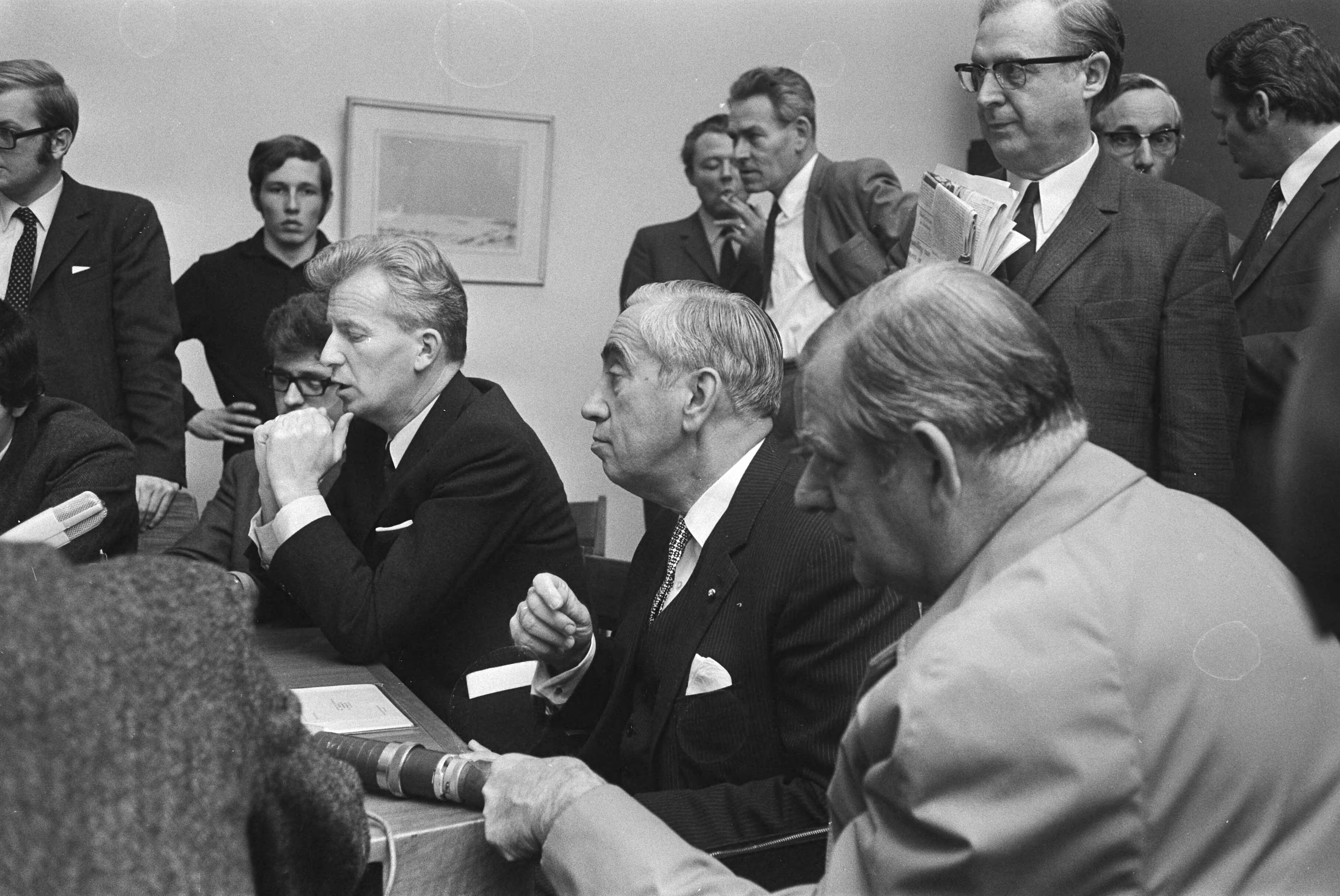 Fotocollectie Anefo — Loonoverleg in SER-gebouw, Den Haag ; persconferentie, zittend v.l.n.r. Kloos, Bakken (VNO), Van Boven (werkgevers) — Foto: Koch, Eric / Anefo. Licentie: Set B: Rechtenvrij / Publiek Domein. Bron: Nationaal Archief. http://hdl.handle.net/10648/abaa81de-d0b4-102d-bcf8-003048976d84