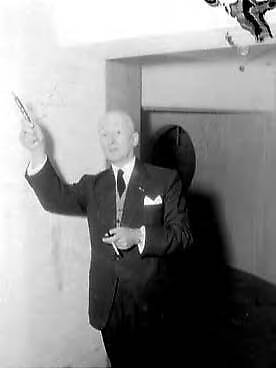 Fotocollectie Anefo — Burgemeester H.M. van Fenema van Zandvoort bij een bekladderde muur van de watertoren — Foto: Pot, Harry / Anefo. Licentie: Set B: Rechtenvrij / Publiek Domein. Bron: Nationaal Archief. http://hdl.handle.net/10648/a96c6d06-d0b4-102d-bcf8-003048976d84