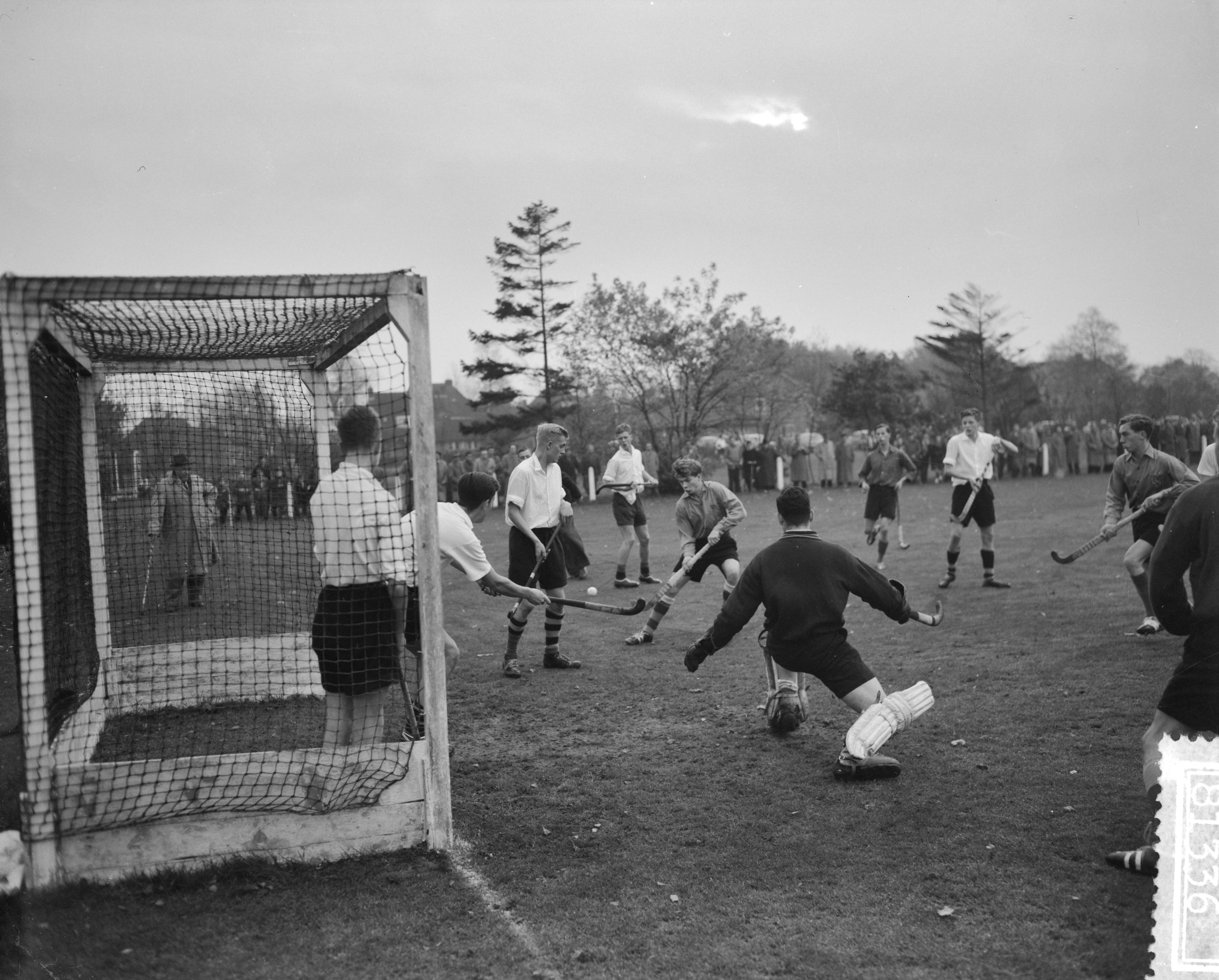Fotocollectie Anefo — Hockey. Laren tegen SCH 1-0. Spelmomenten bij keeper Gonka van Laren — Foto: Behrens, Herbert F. / Anefo. Licentie: Set B: Rechtenvrij / Publiek Domein. Bron: Nationaal Archief. http://hdl.handle.net/10648/a9527798-d0b4-102d-bcf8-003048976d84