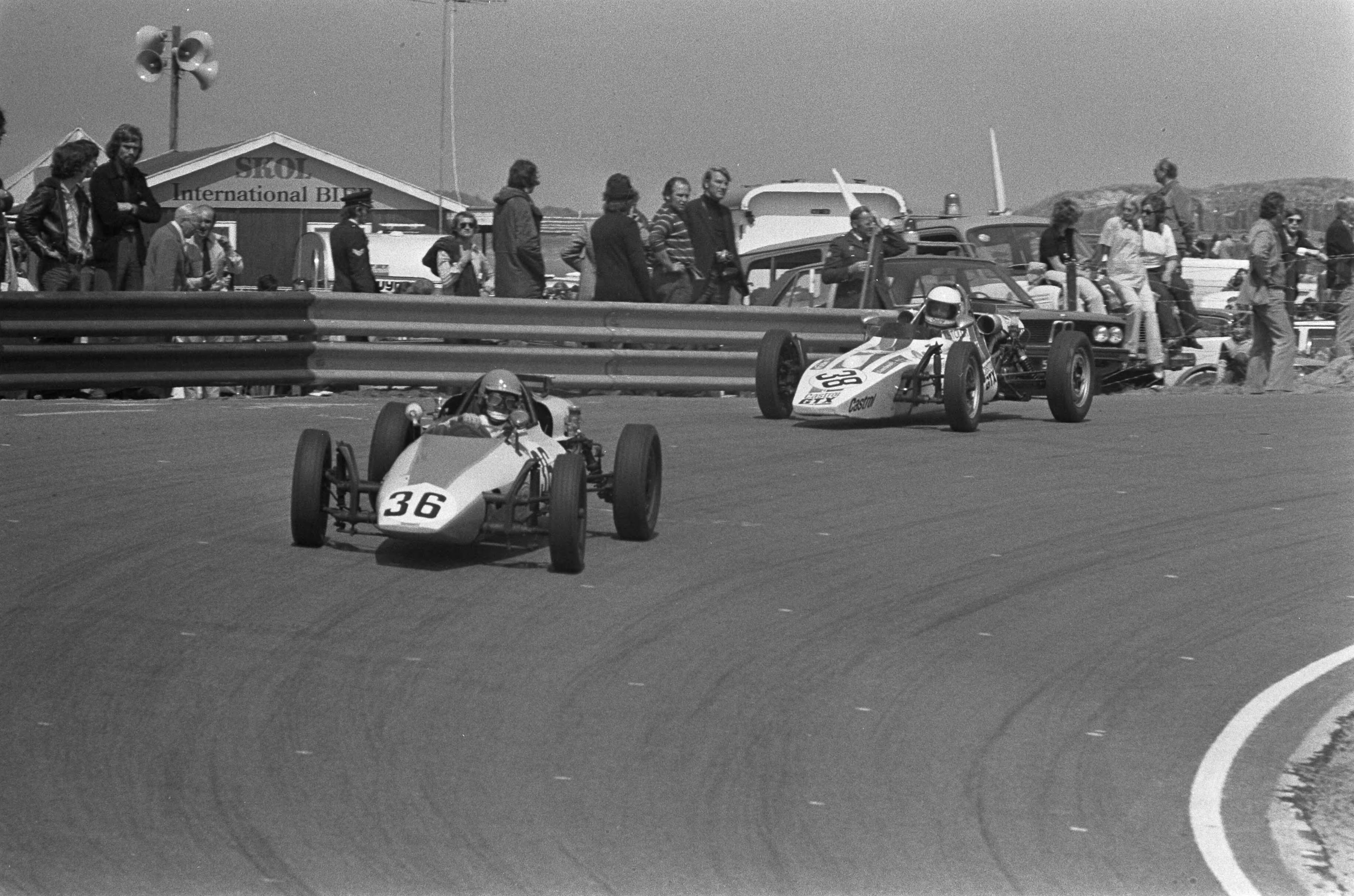 Fotocollectie Anefo — Formule III race op circuit van Zandvoort, Formule Ford race — Foto: Peters, Hans / Anefo. Licentie: Set B: Rechtenvrij / Publiek Domein. Bron: Nationaal Archief. http://hdl.handle.net/10648/ac2cd2ec-d0b4-102d-bcf8-003048976d84